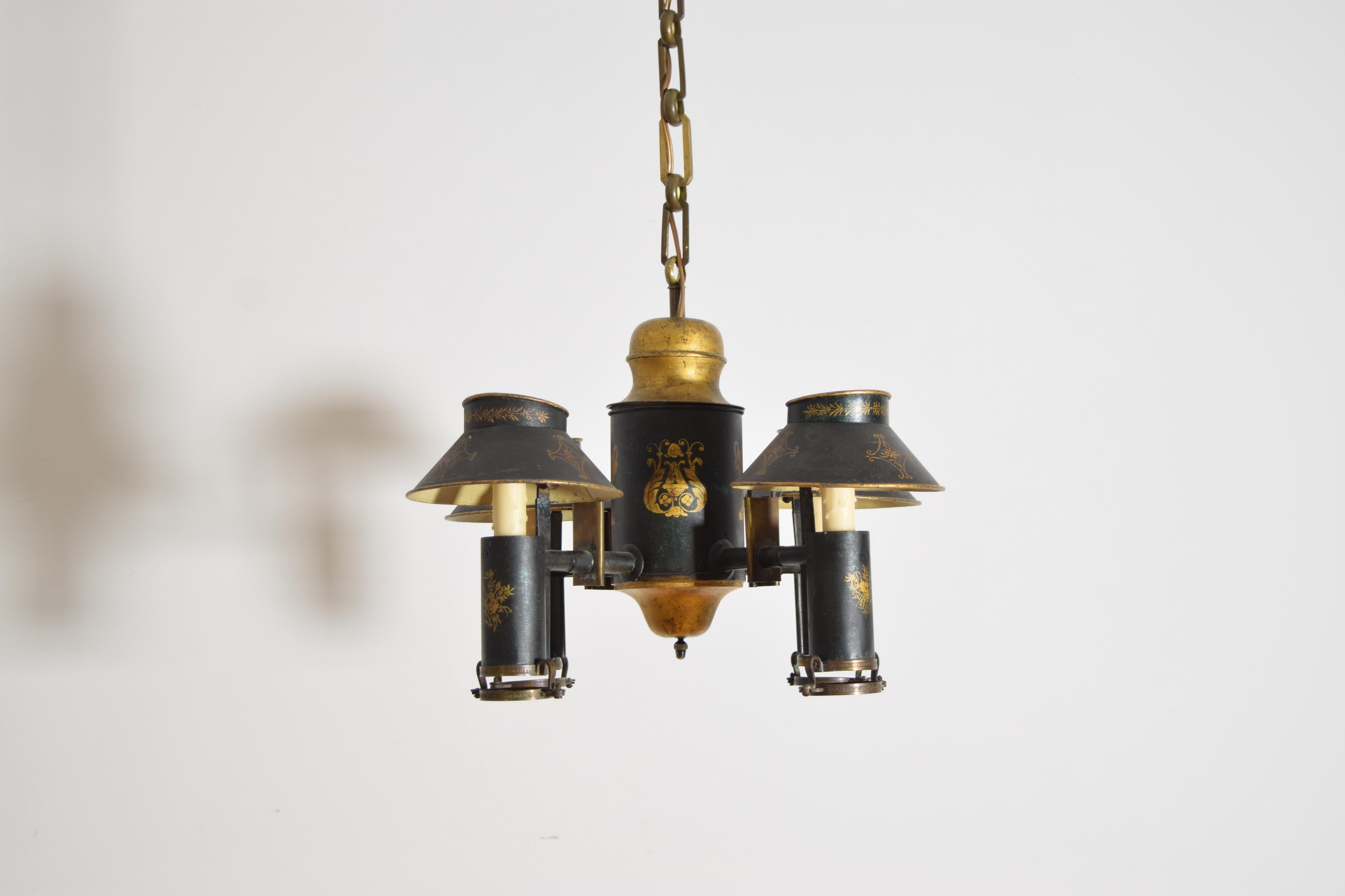 Neoclassico Lampadario a 4 luci neoclassico francese in tole, precedentemente illuminato a olio, 1830 ca. in vendita