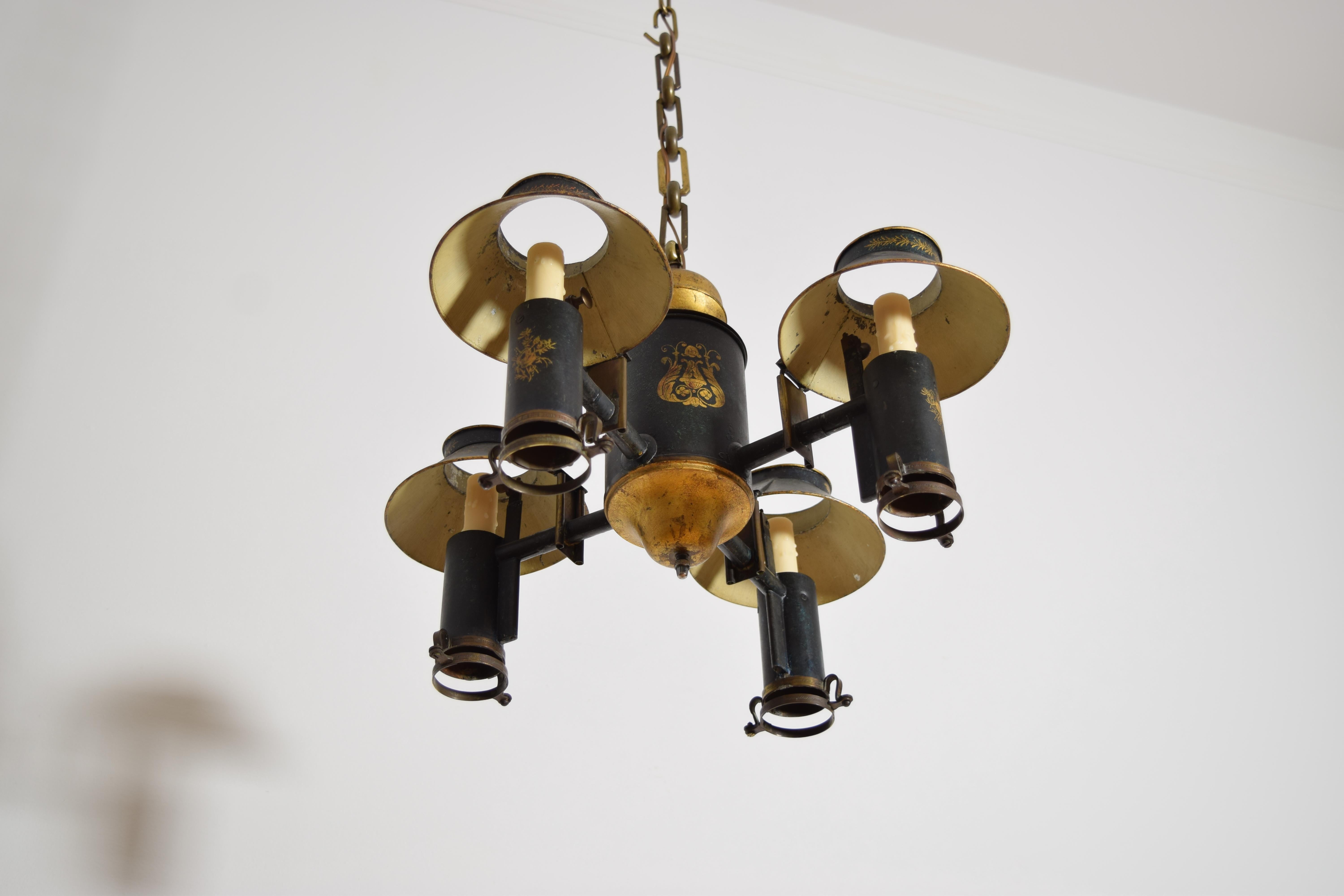Francese Lampadario a 4 luci neoclassico francese in tole, precedentemente illuminato a olio, 1830 ca. in vendita