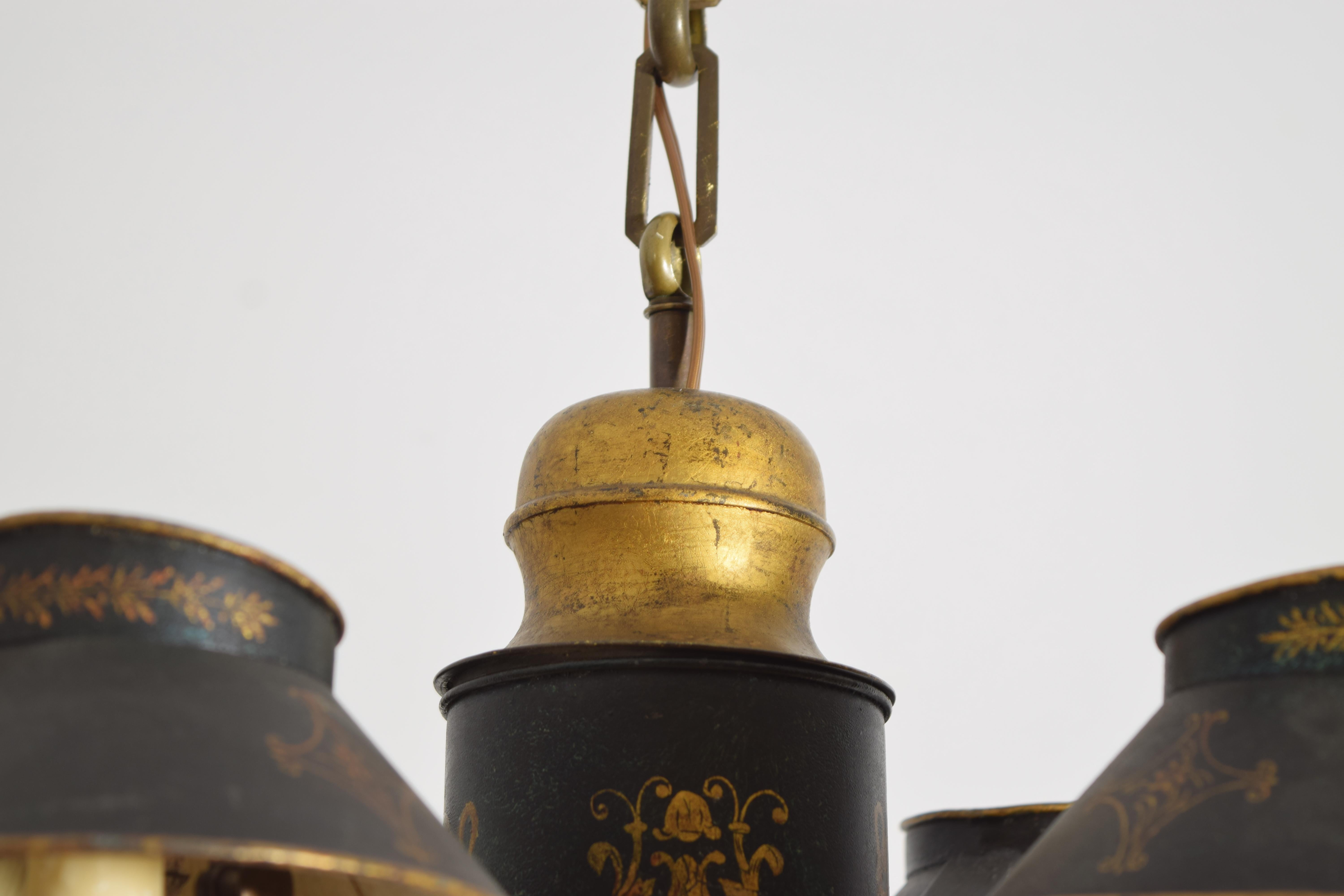 Lampadario a 4 luci neoclassico francese in tole, precedentemente illuminato a olio, 1830 ca. In condizioni buone in vendita a Atlanta, GA
