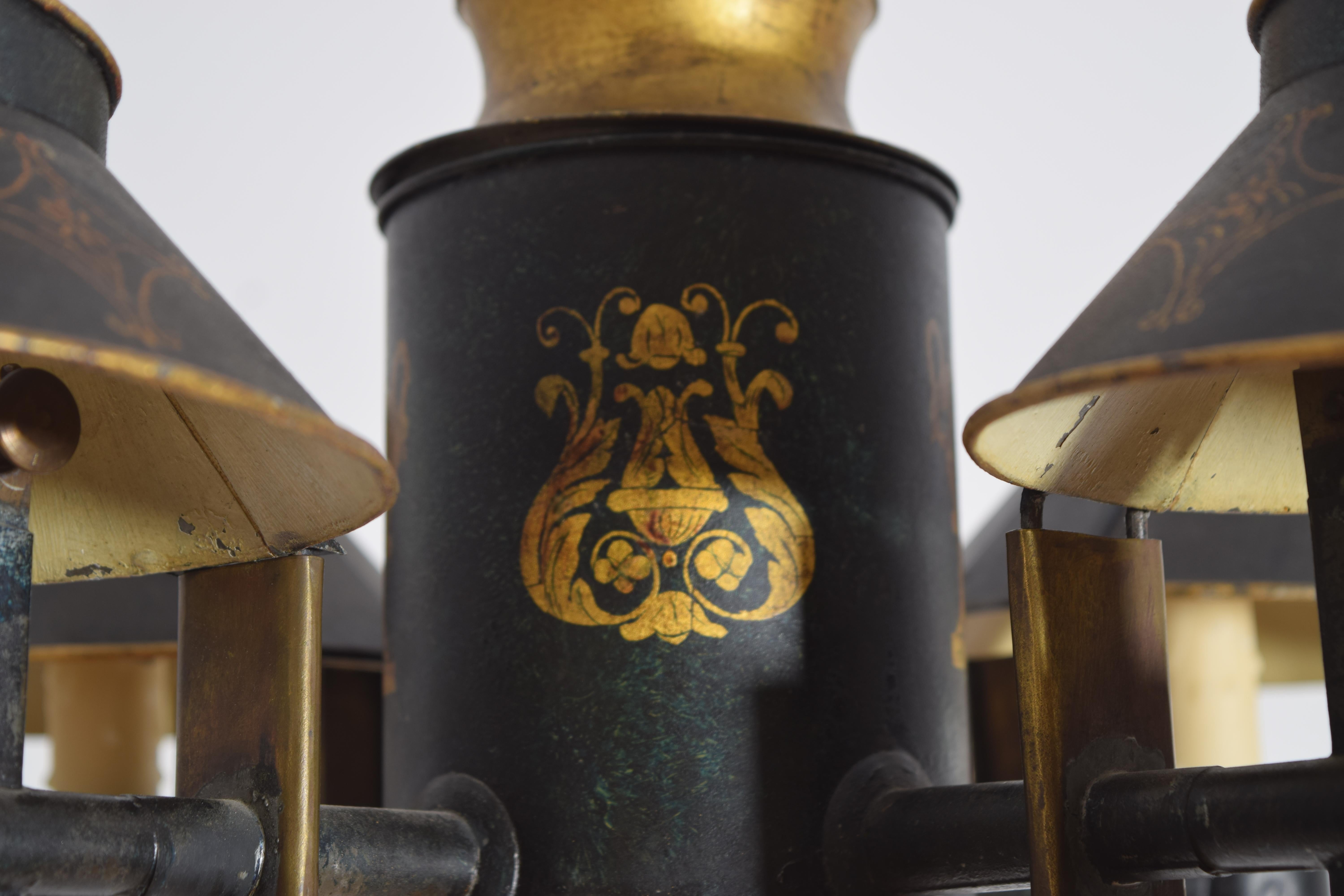 Metà XIX secolo Lampadario a 4 luci neoclassico francese in tole, precedentemente illuminato a olio, 1830 ca. in vendita