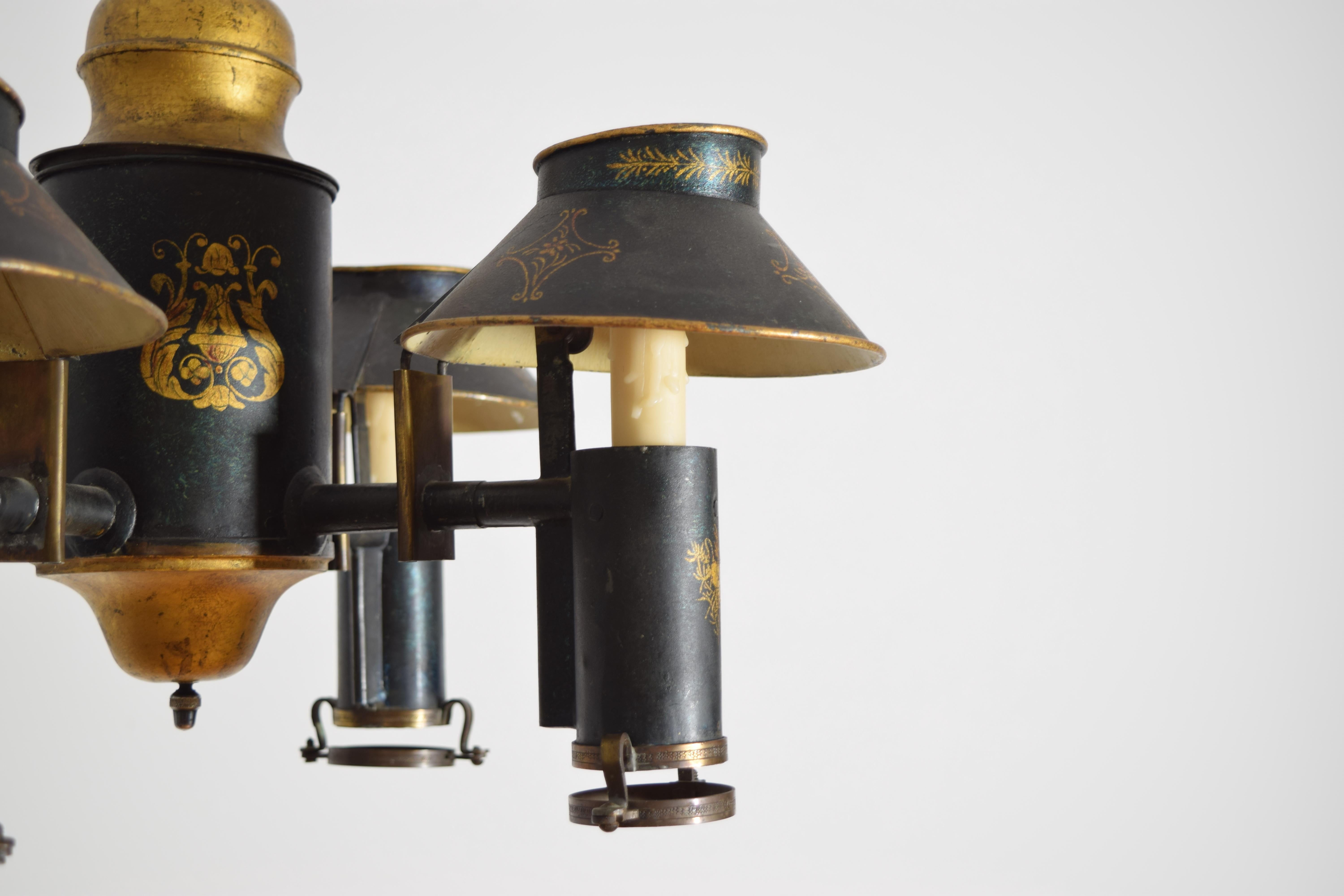 Stagno Lampadario a 4 luci neoclassico francese in tole, precedentemente illuminato a olio, 1830 ca. in vendita