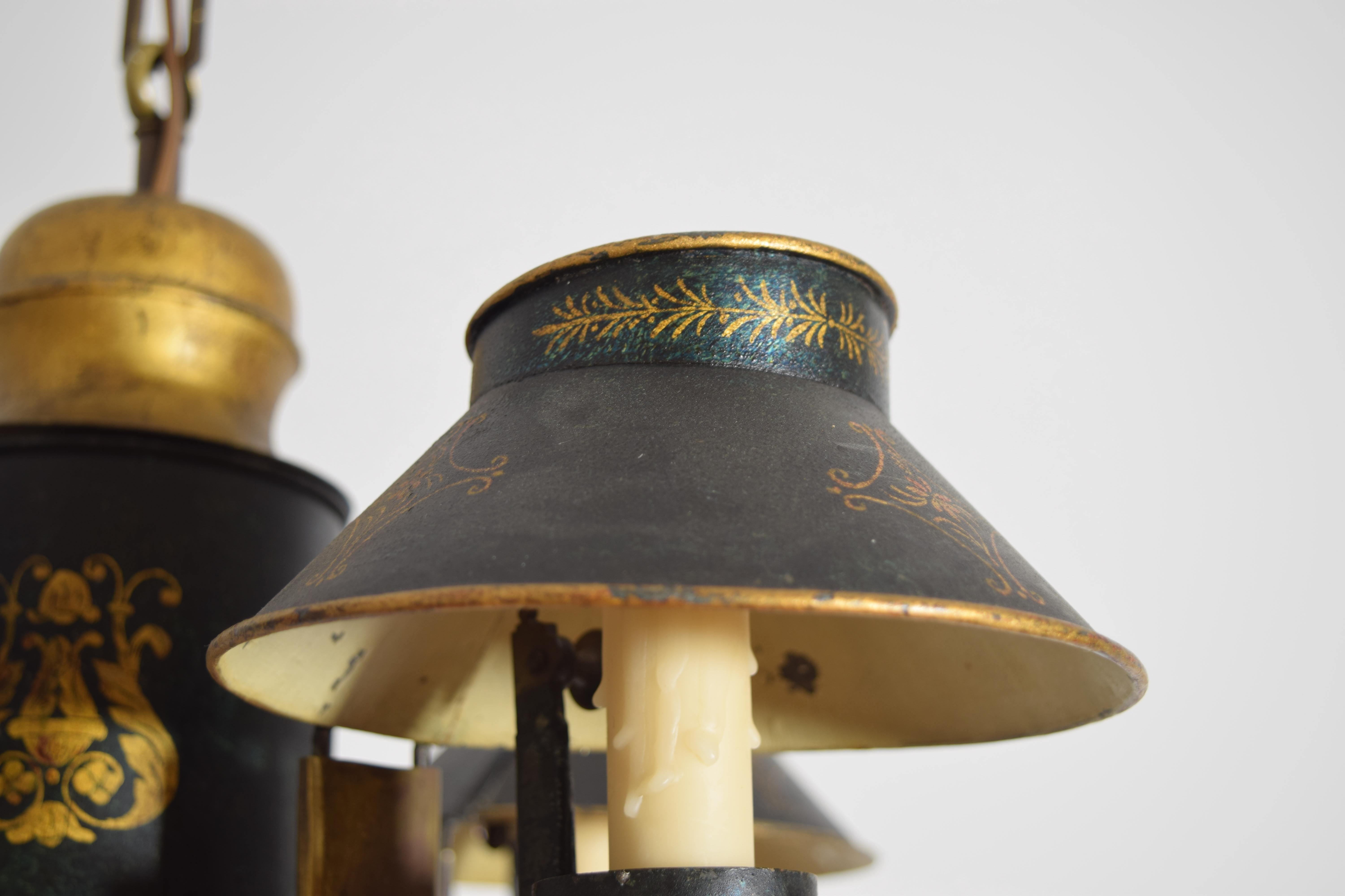 Lampadario a 4 luci neoclassico francese in tole, precedentemente illuminato a olio, 1830 ca. in vendita 1