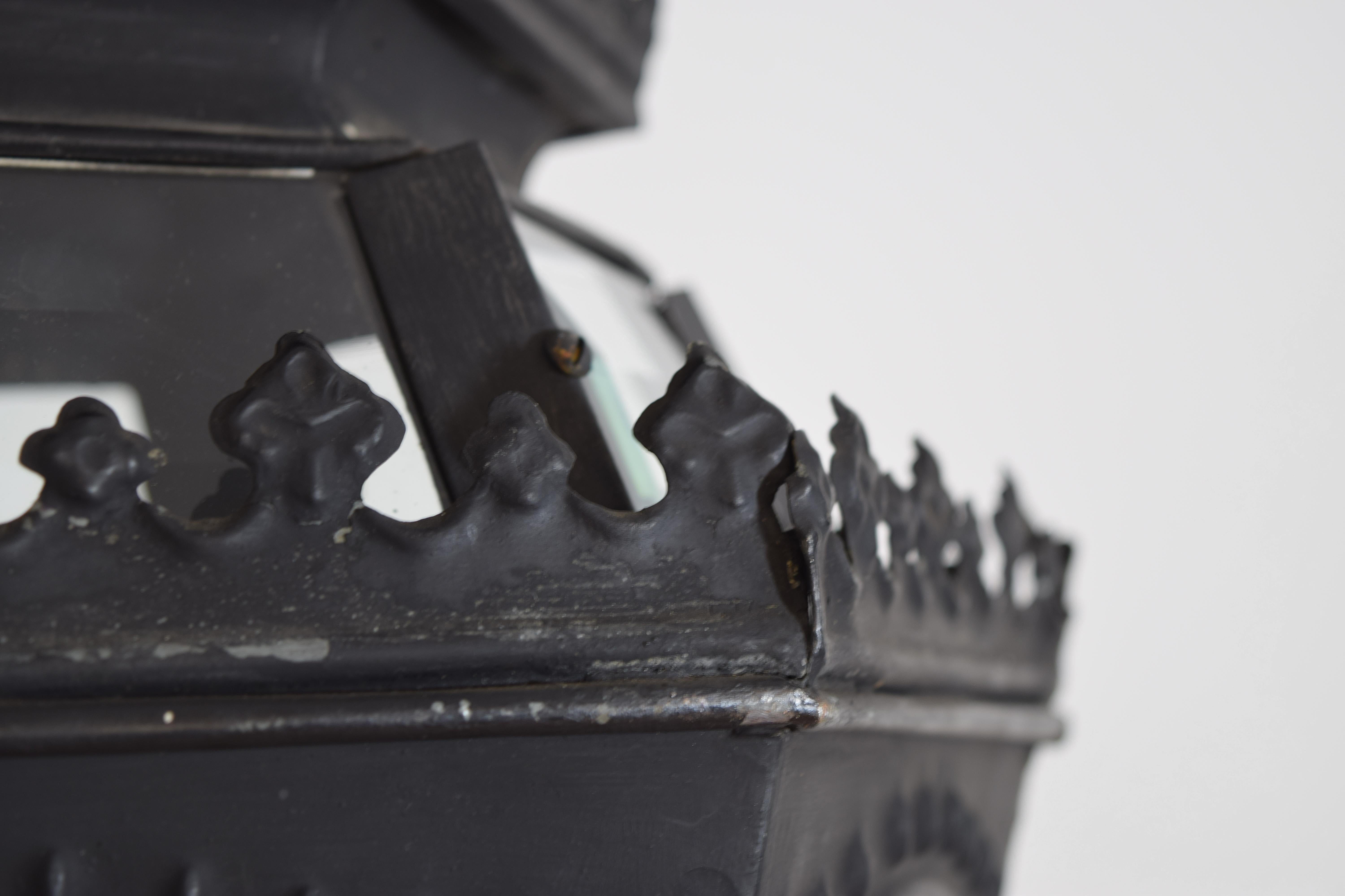 French Neoclassic Painted Tole Hexagonal Lantern, first quarter 20th century For Sale 4