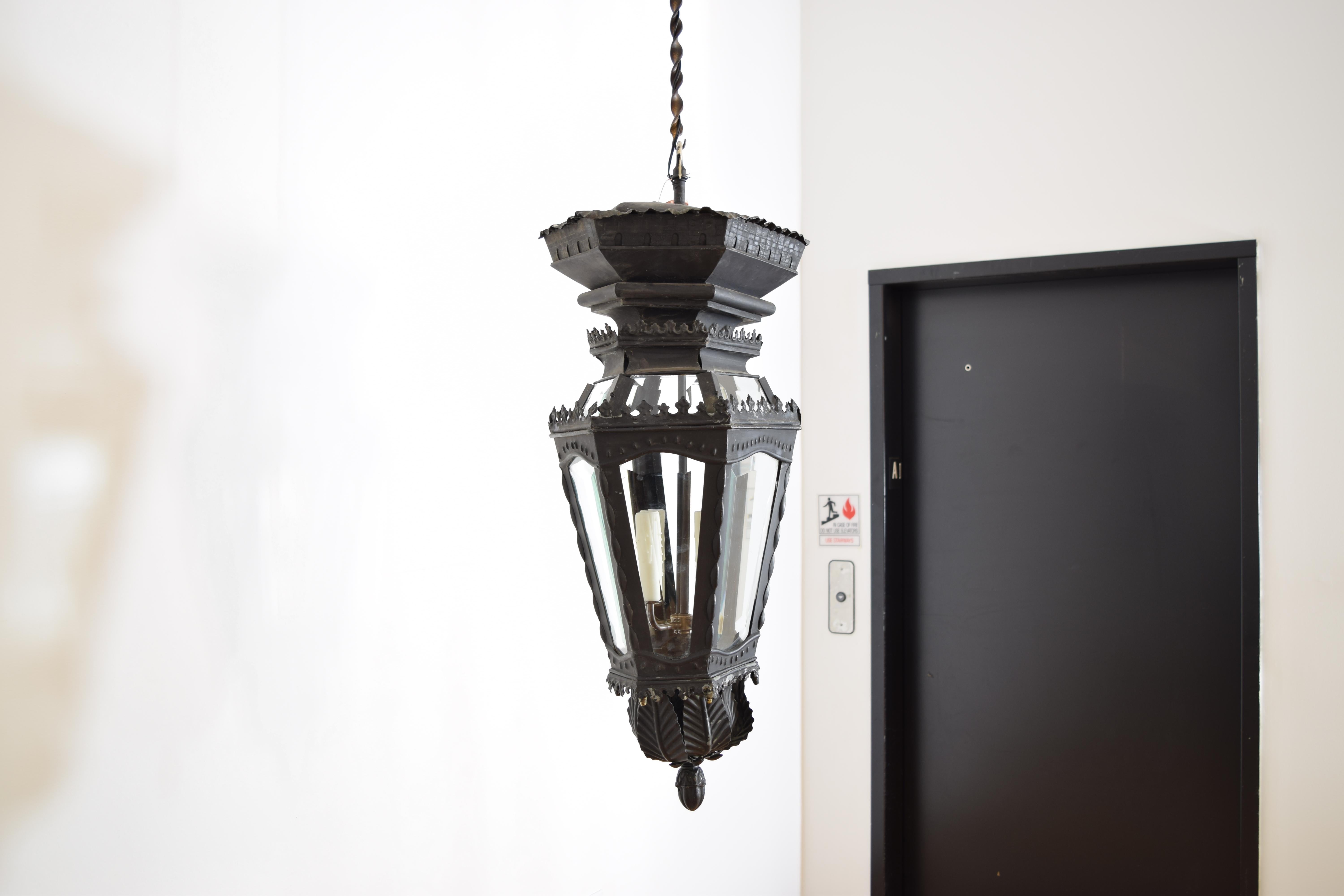 French Neoclassic Painted Tole Hexagonal Lantern, first quarter 20th century In Good Condition For Sale In Atlanta, GA