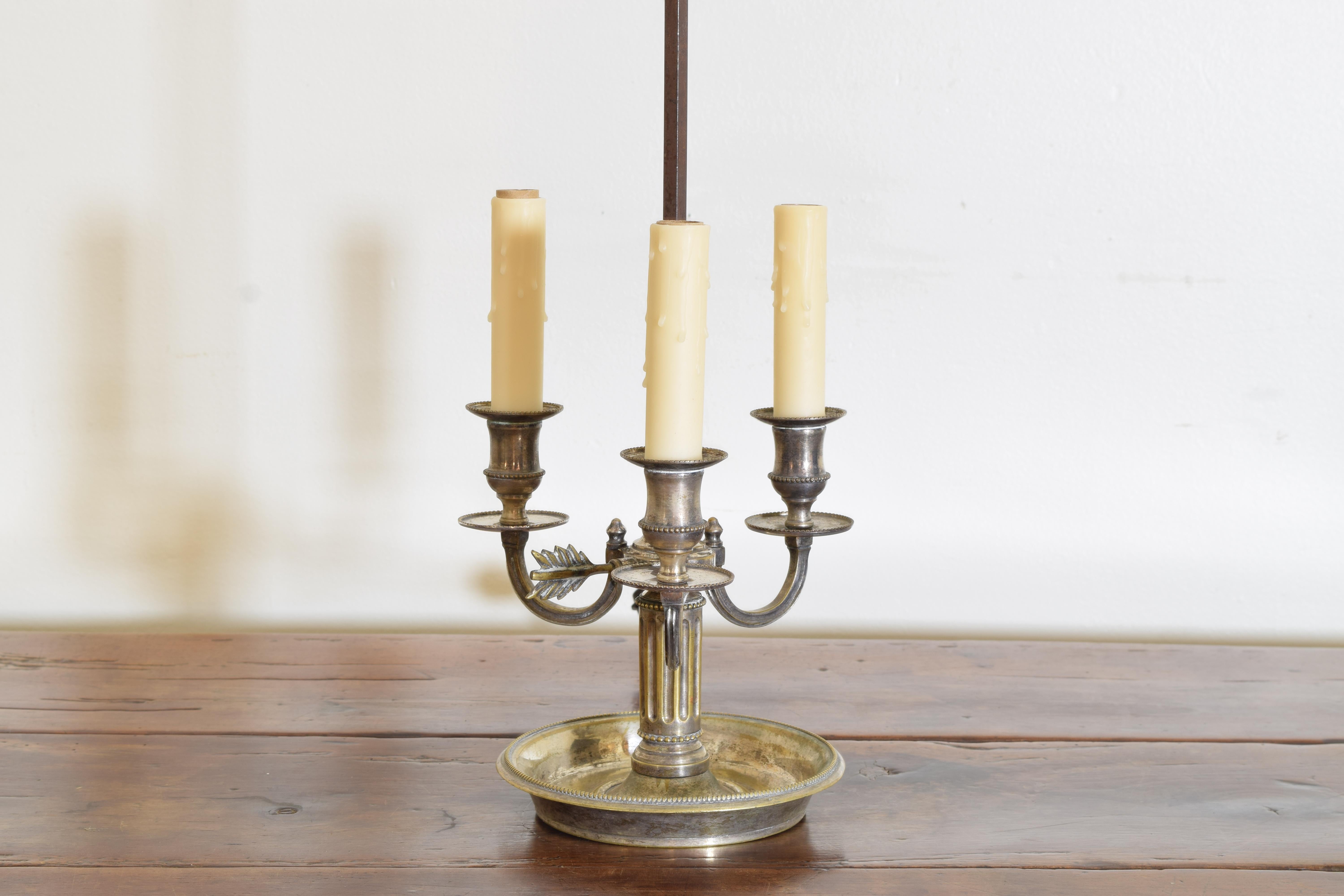 Français Lampe bouillotte néoclassique française à 3 lumières en métal argenté, 18e/19e siècle en vente