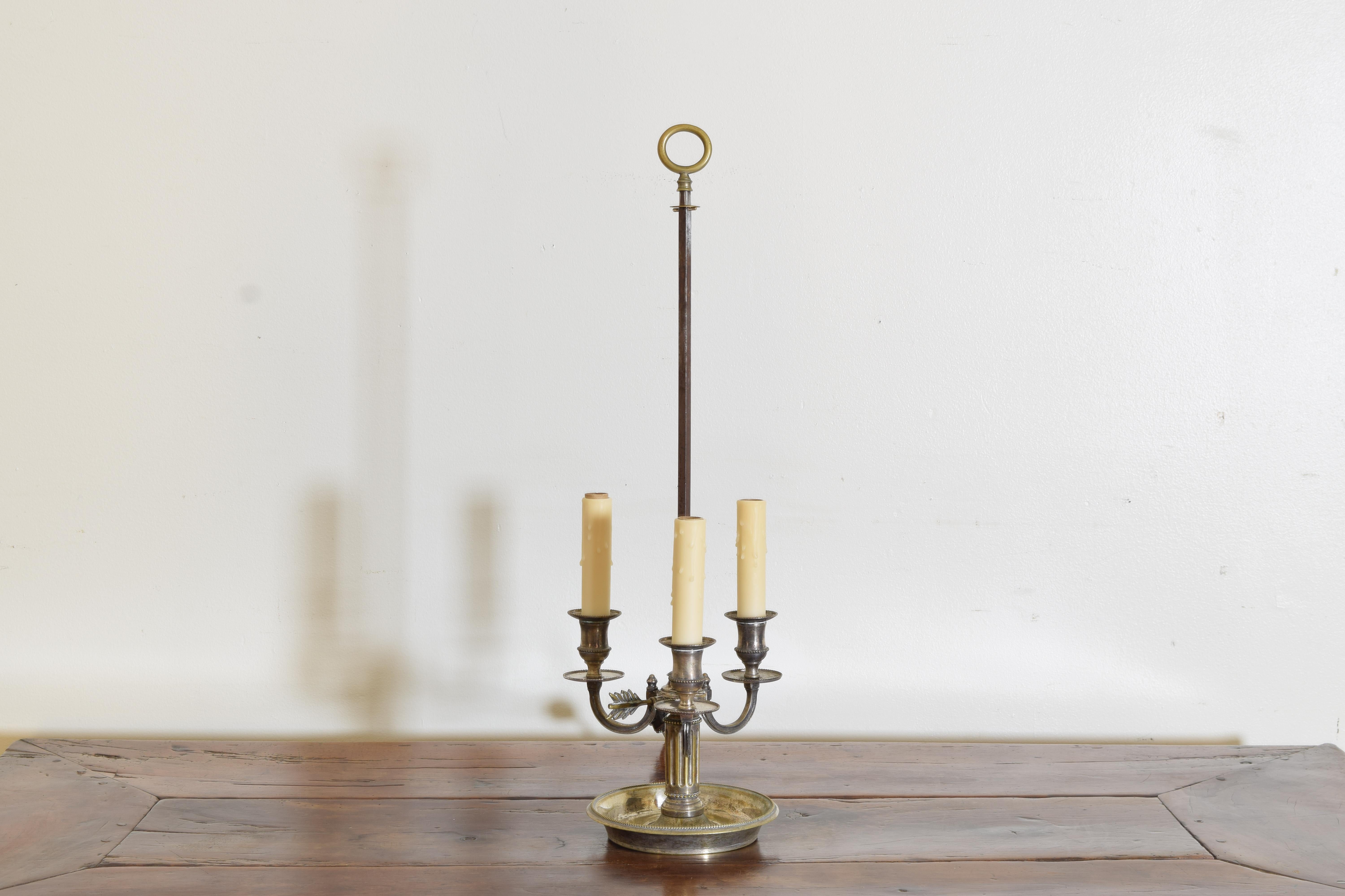 Lampe bouillotte néoclassique française à 3 lumières en métal argenté, 18e/19e siècle Bon état - En vente à Atlanta, GA