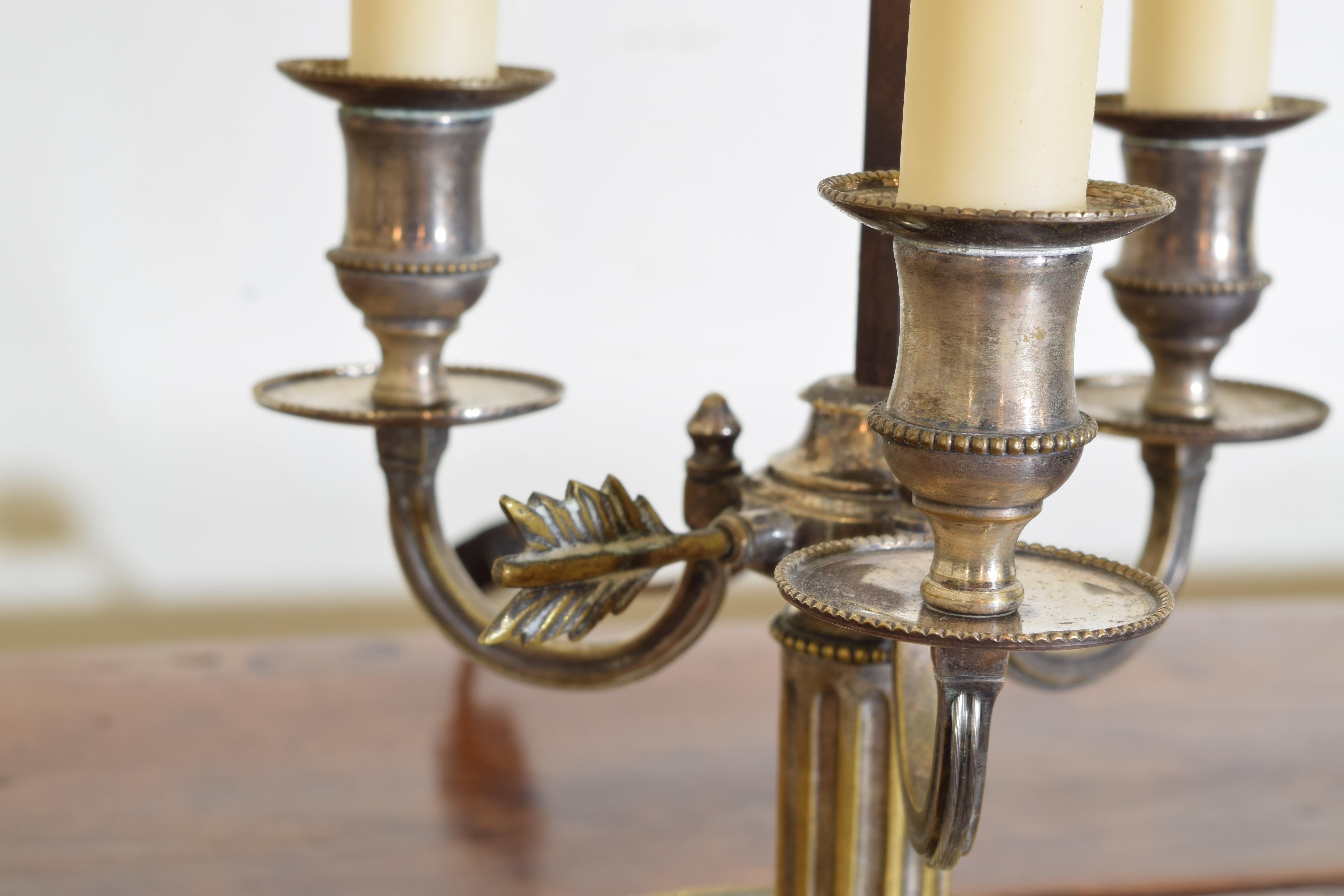 Début du XIXe siècle Lampe bouillotte néoclassique française à 3 lumières en métal argenté, 18e/19e siècle en vente
