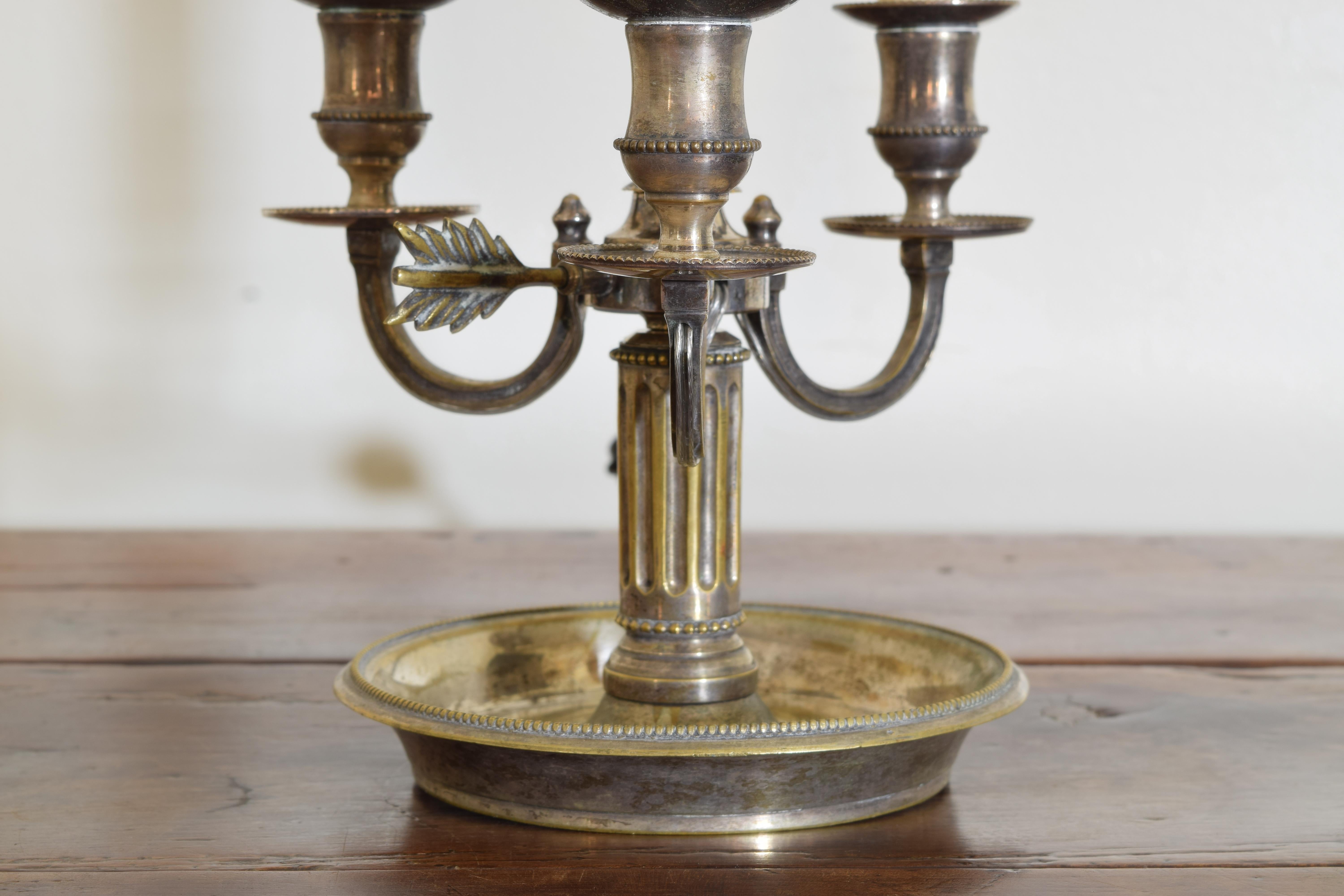 Plaqué argent Lampe bouillotte néoclassique française à 3 lumières en métal argenté, 18e/19e siècle en vente