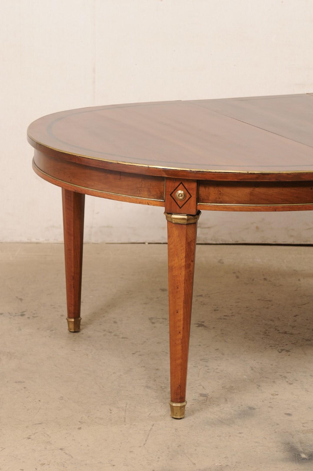 Néoclassique Table ovale de style néoclassique français avec garniture et accents en laiton (1 rallonge en forme de feuille) en vente