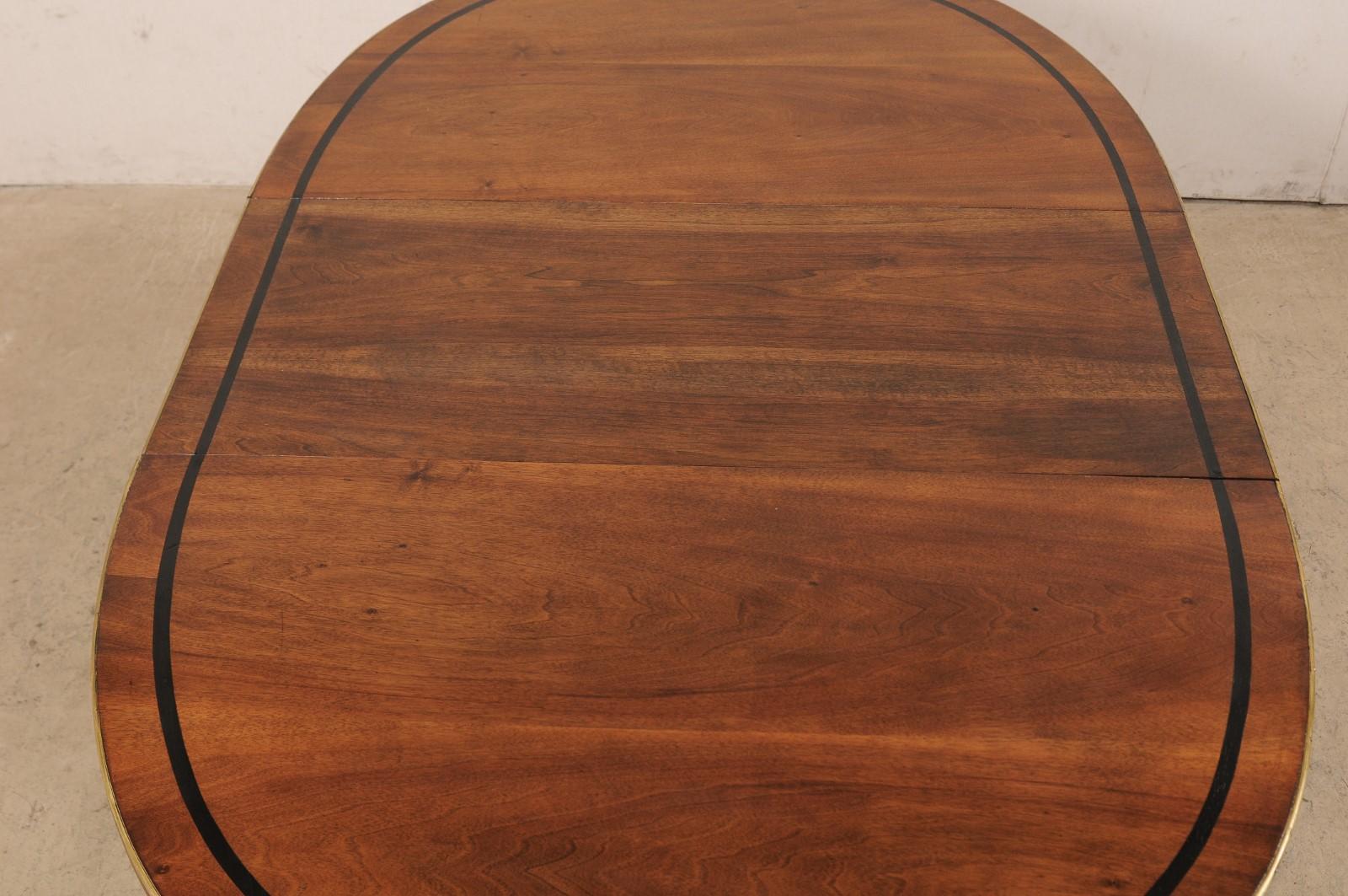 Table ovale de style néoclassique français avec garniture et accents en laiton (1 rallonge en forme de feuille) Bon état - En vente à Atlanta, GA