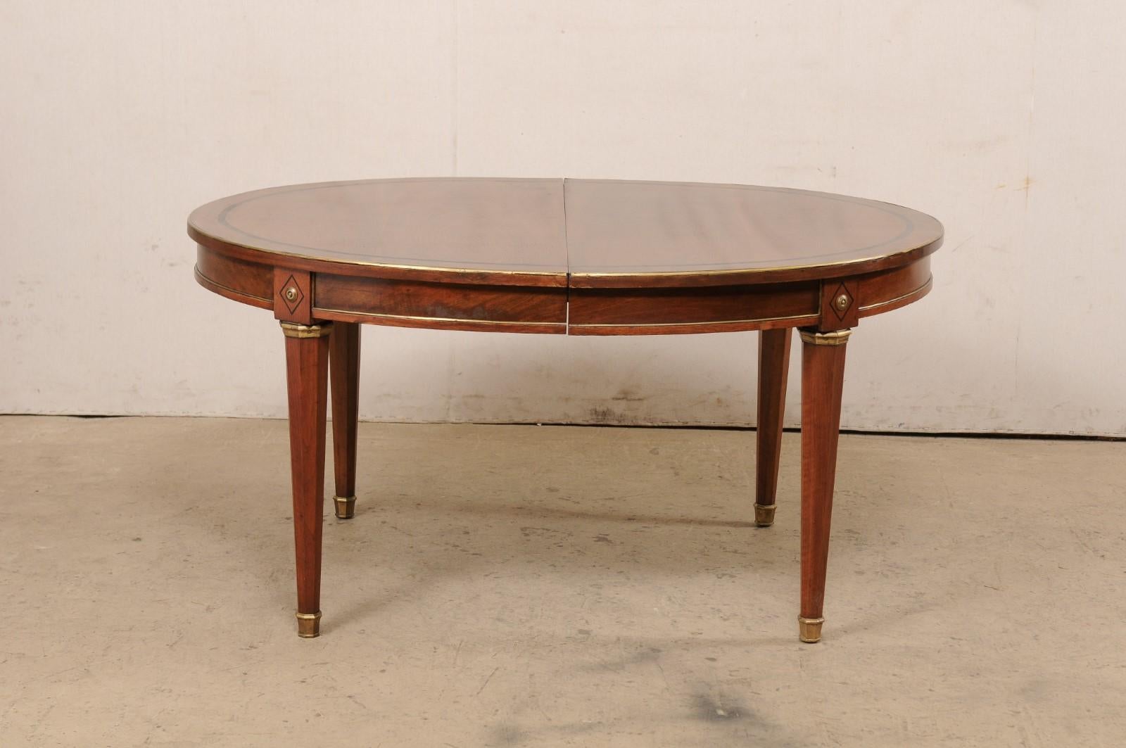 Bois Table ovale de style néoclassique français avec garniture et accents en laiton (1 rallonge en forme de feuille) en vente
