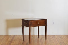 Tocador neoclásico francés de nogal con tapa abatible y asas de latón, ca. 1825