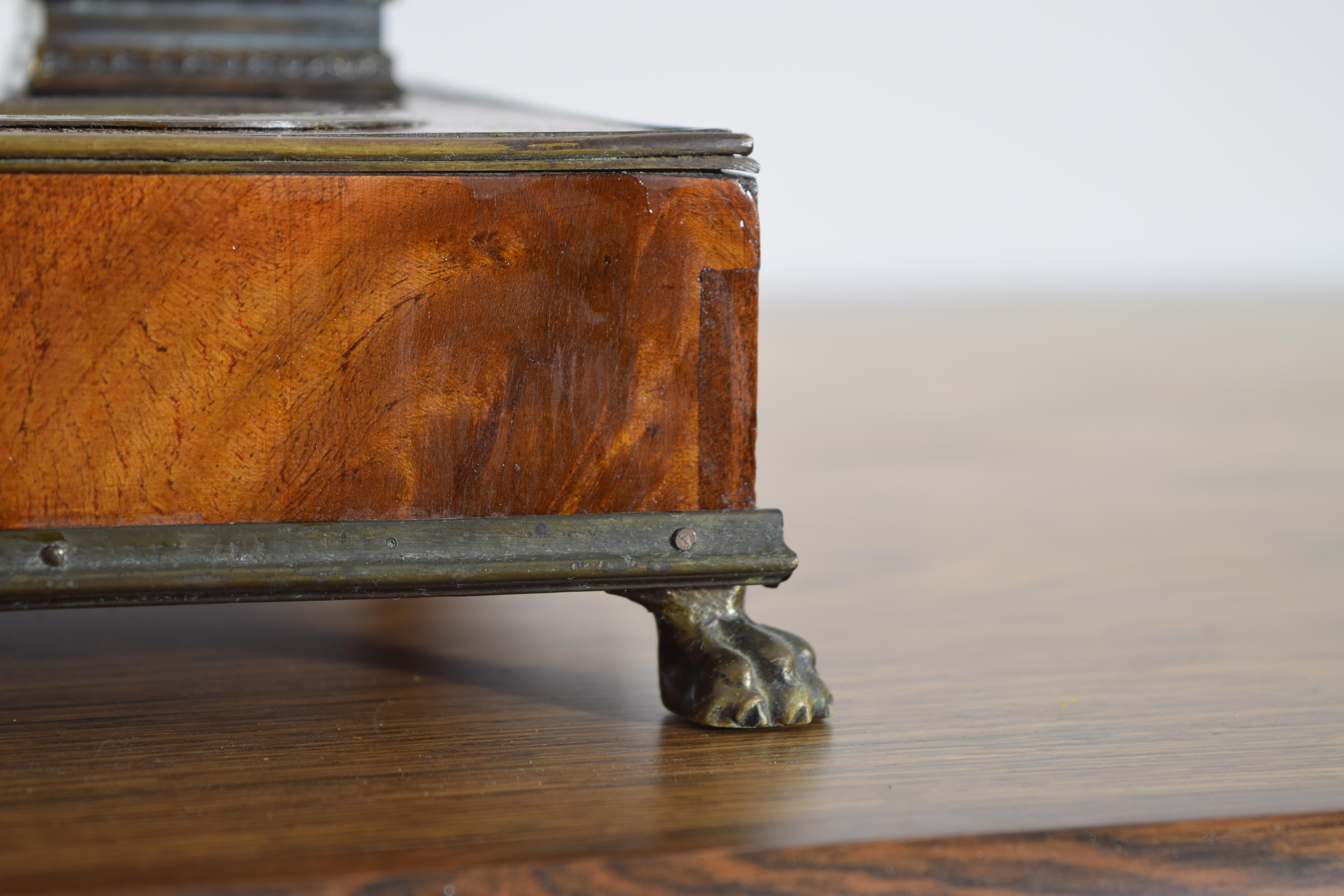 Impiallacciato Calamaio neoclassico francese in legno di noce e ottone, secondo quarto del XIX secolo in vendita