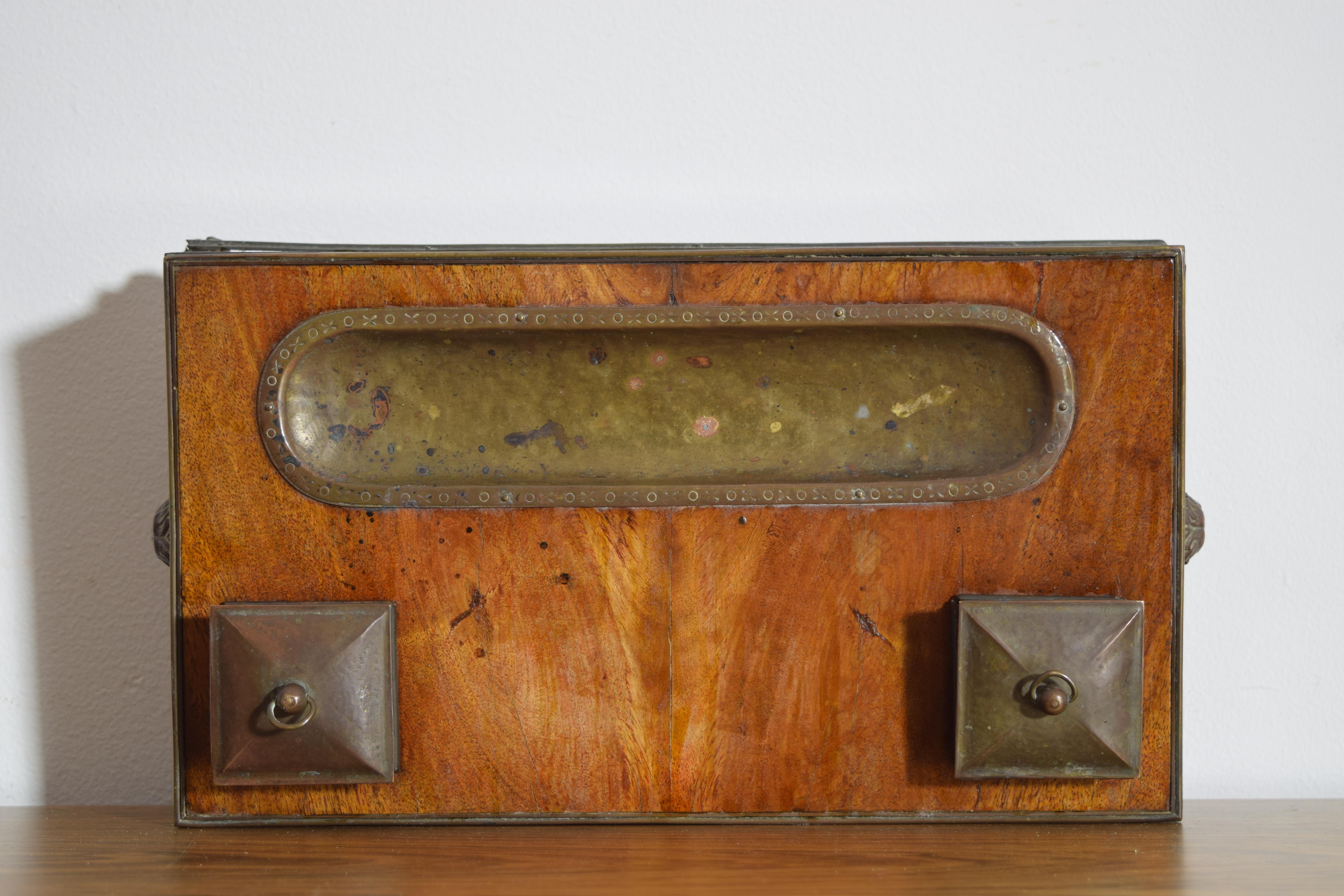 Metà XIX secolo Calamaio neoclassico francese in legno di noce e ottone, secondo quarto del XIX secolo in vendita