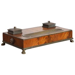 Calamaio neoclassico francese in legno di noce e ottone, secondo quarto del XIX secolo