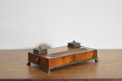 Calamaio neoclassico francese in legno di noce e ottone, secondo quarto del XIX secolo