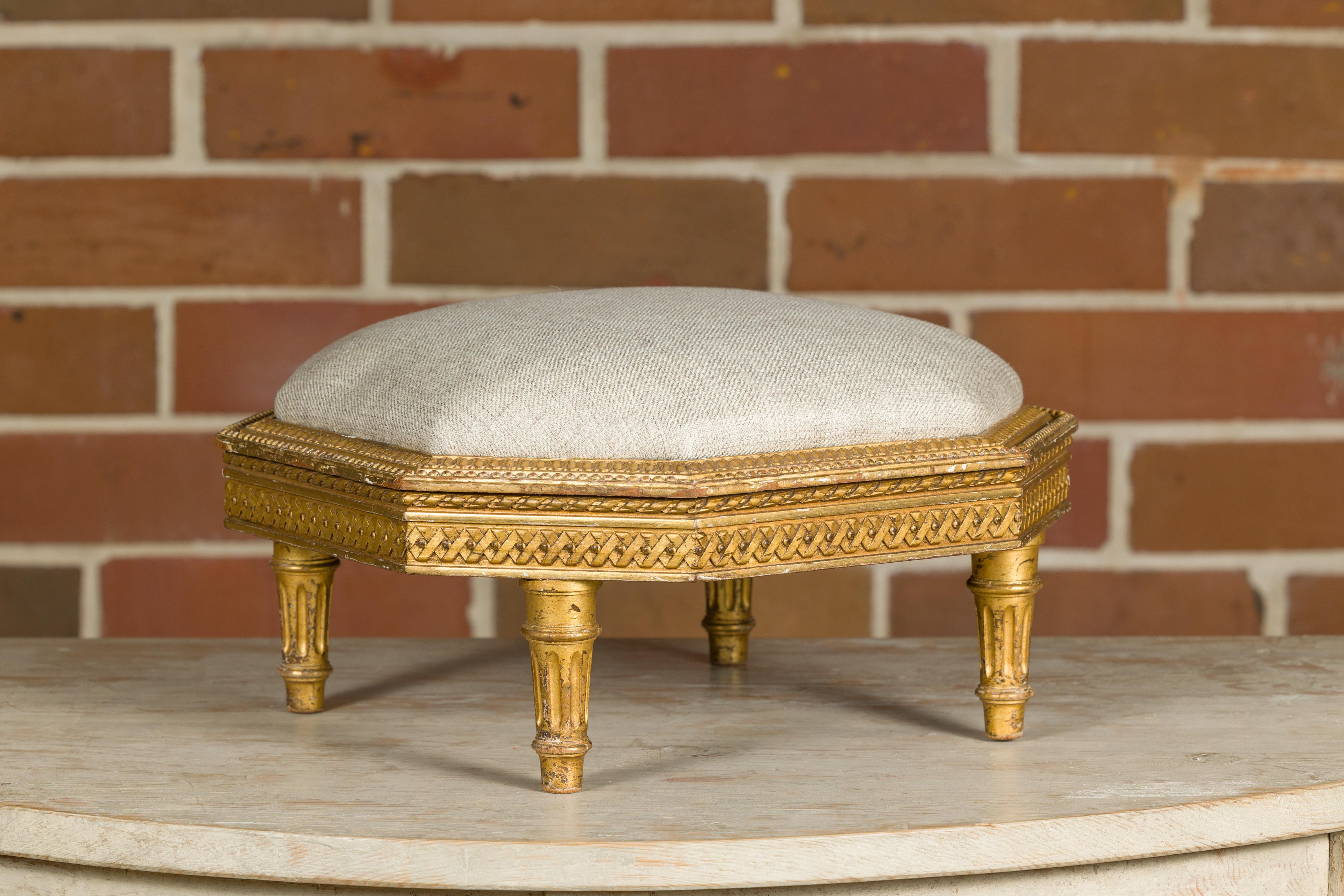 French Neoclassical 19th Century Carved Giltwood Footstool with Linen Upholstery In Good Condition For Sale In Atlanta, GA