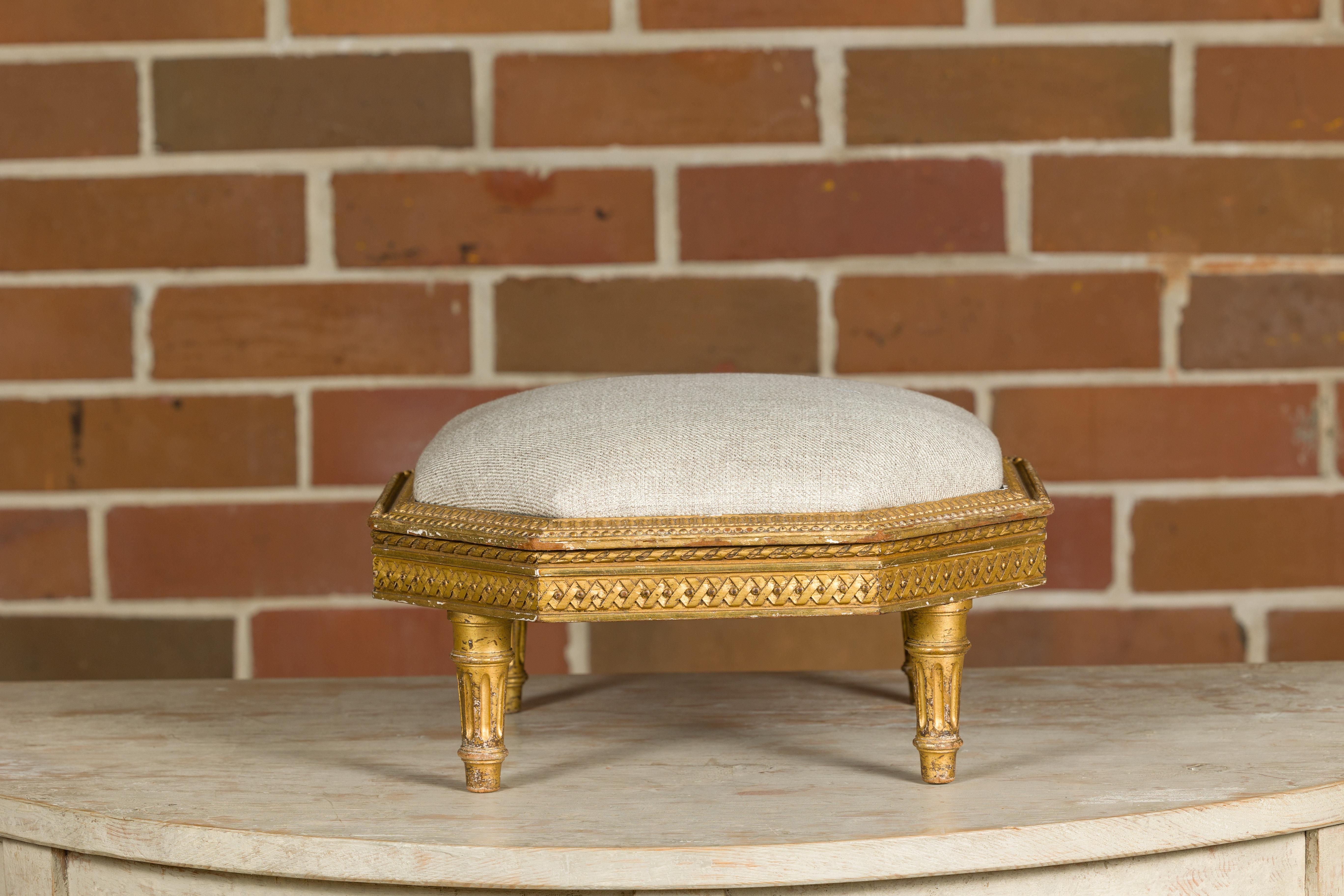 French Neoclassical 19th Century Carved Giltwood Footstool with Linen Upholstery For Sale 1