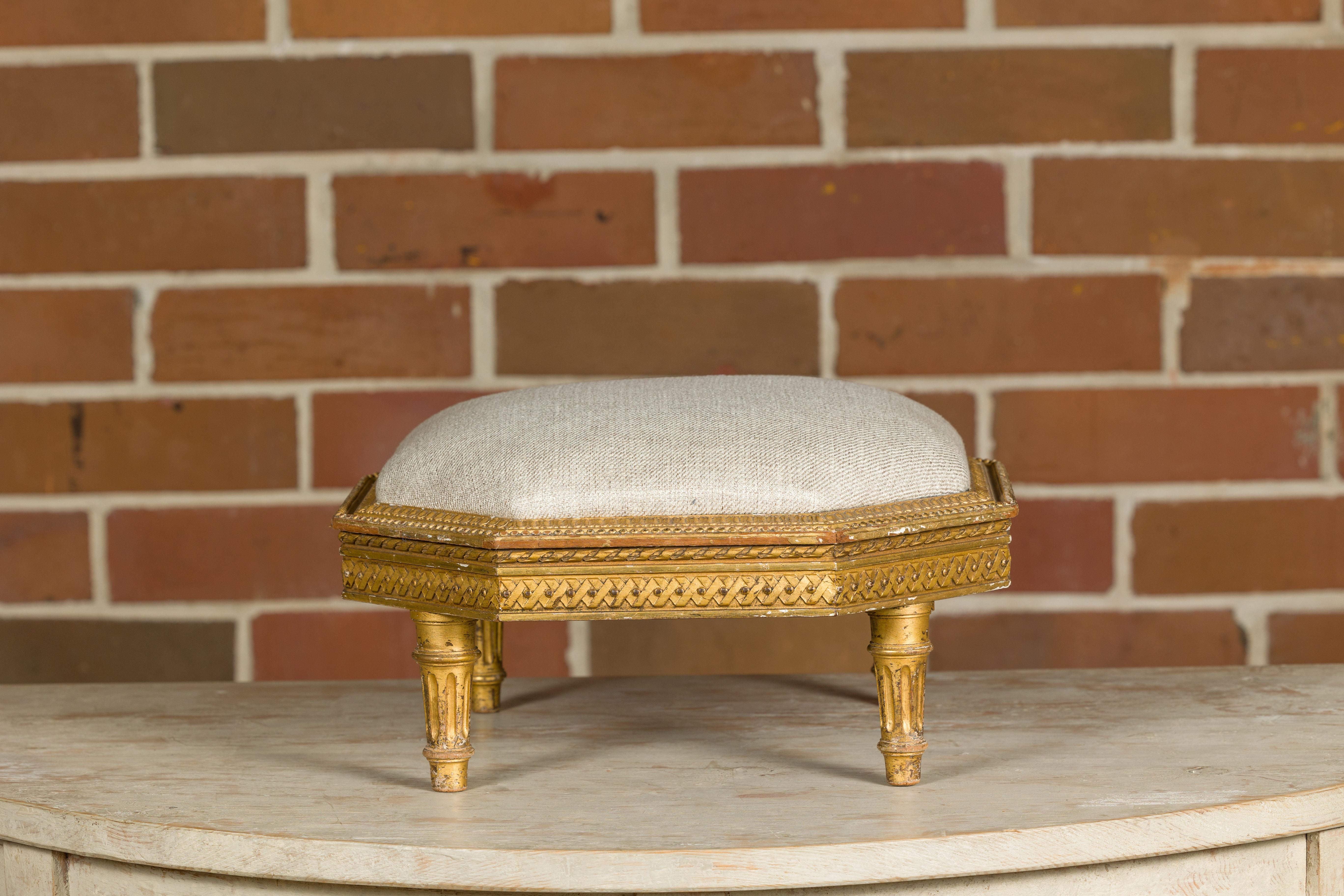 French Neoclassical 19th Century Carved Giltwood Footstool with Linen Upholstery For Sale 2