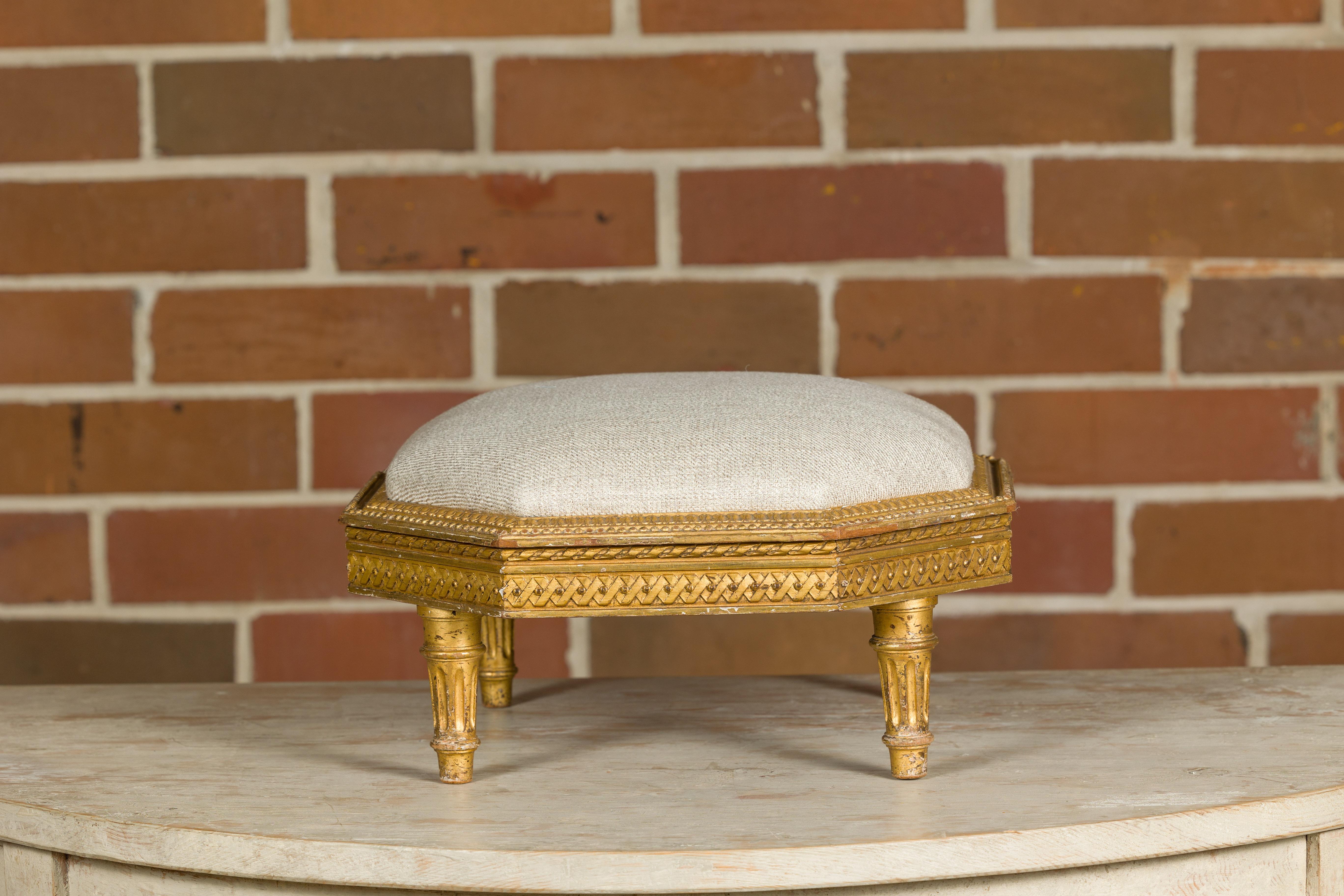 French Neoclassical 19th Century Carved Giltwood Footstool with Linen Upholstery For Sale 3