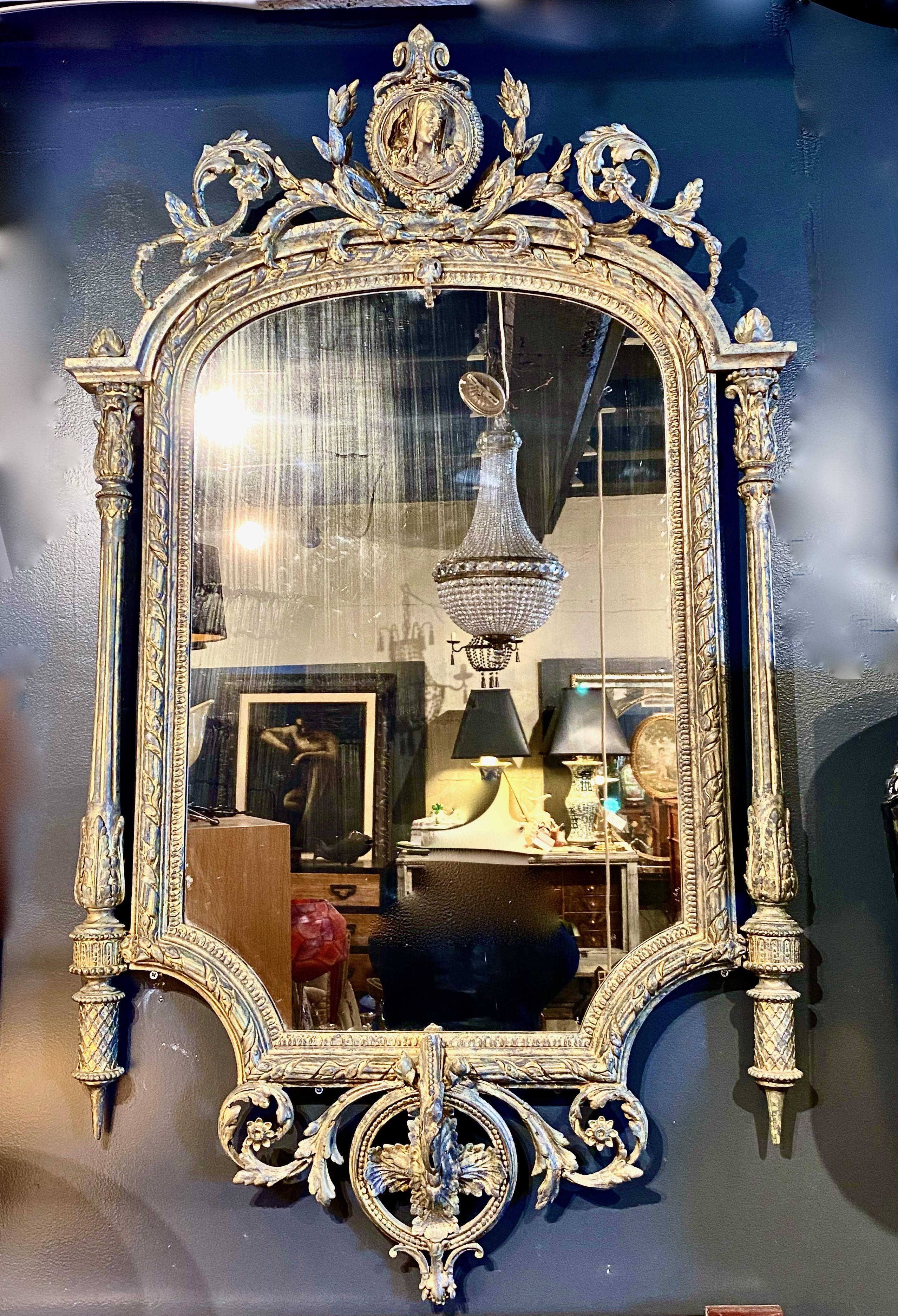 Miroir néoclassique français du 19ème siècle en bois doré en vente 4