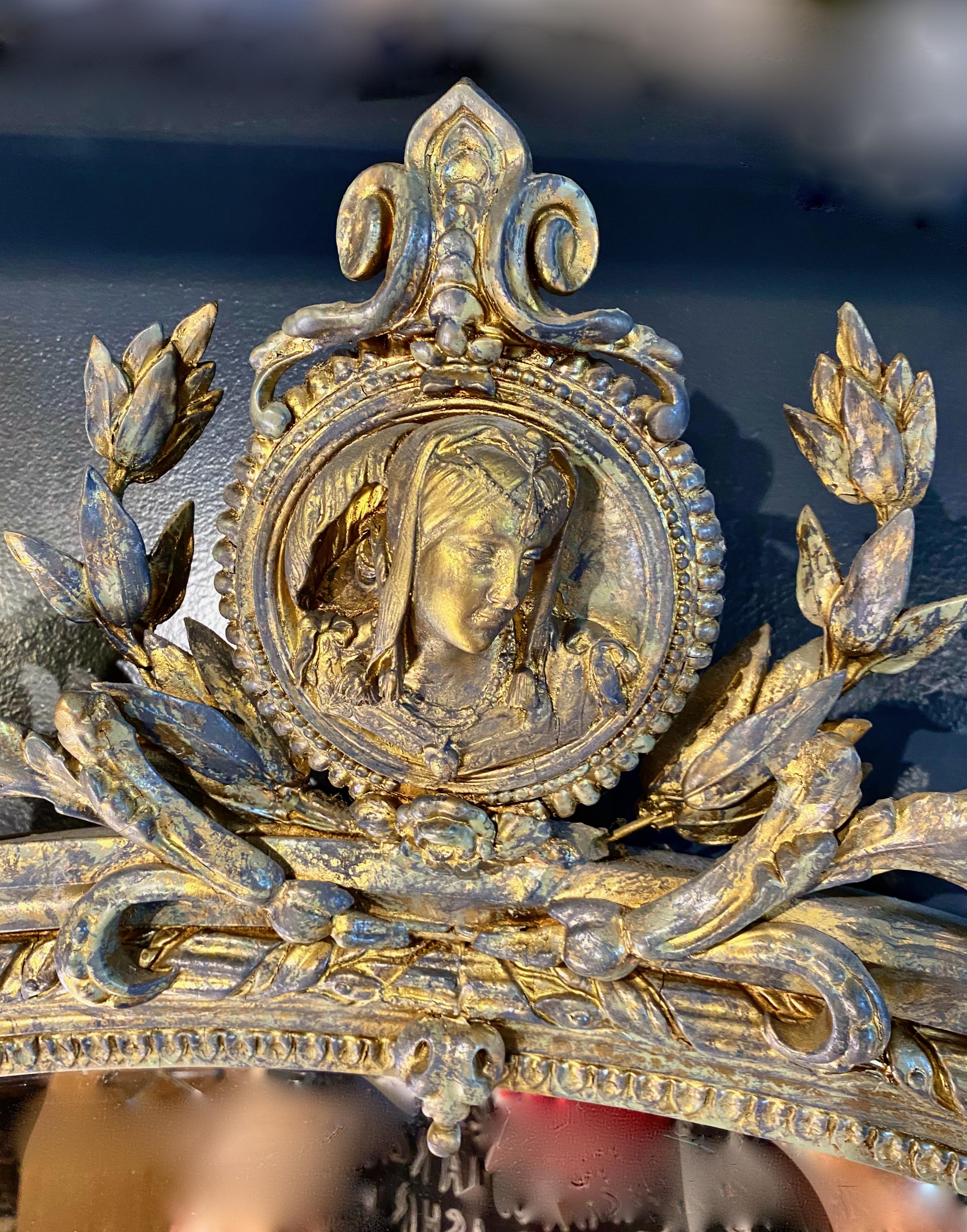 Néo-classique Miroir néoclassique français du 19ème siècle en bois doré en vente