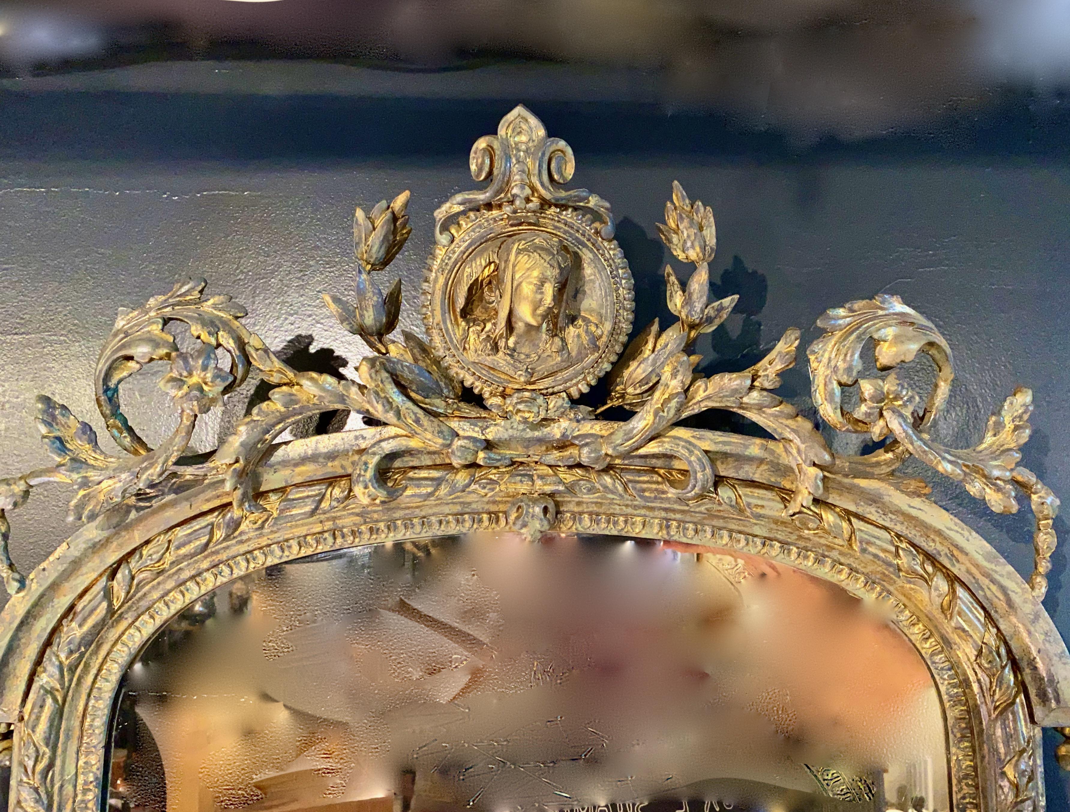 Français Miroir néoclassique français du 19ème siècle en bois doré en vente