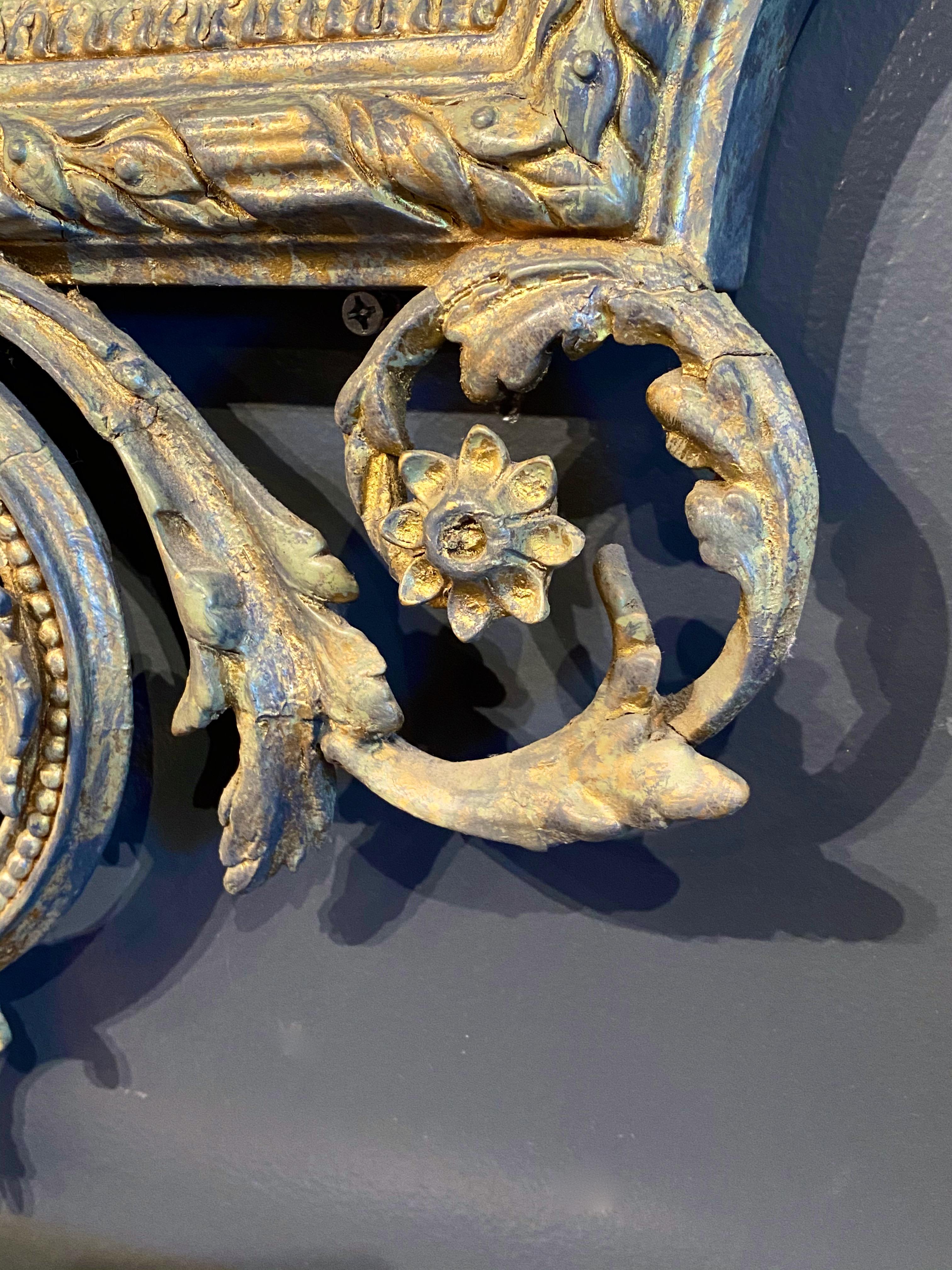 Miroir néoclassique français du 19ème siècle en bois doré en vente 1