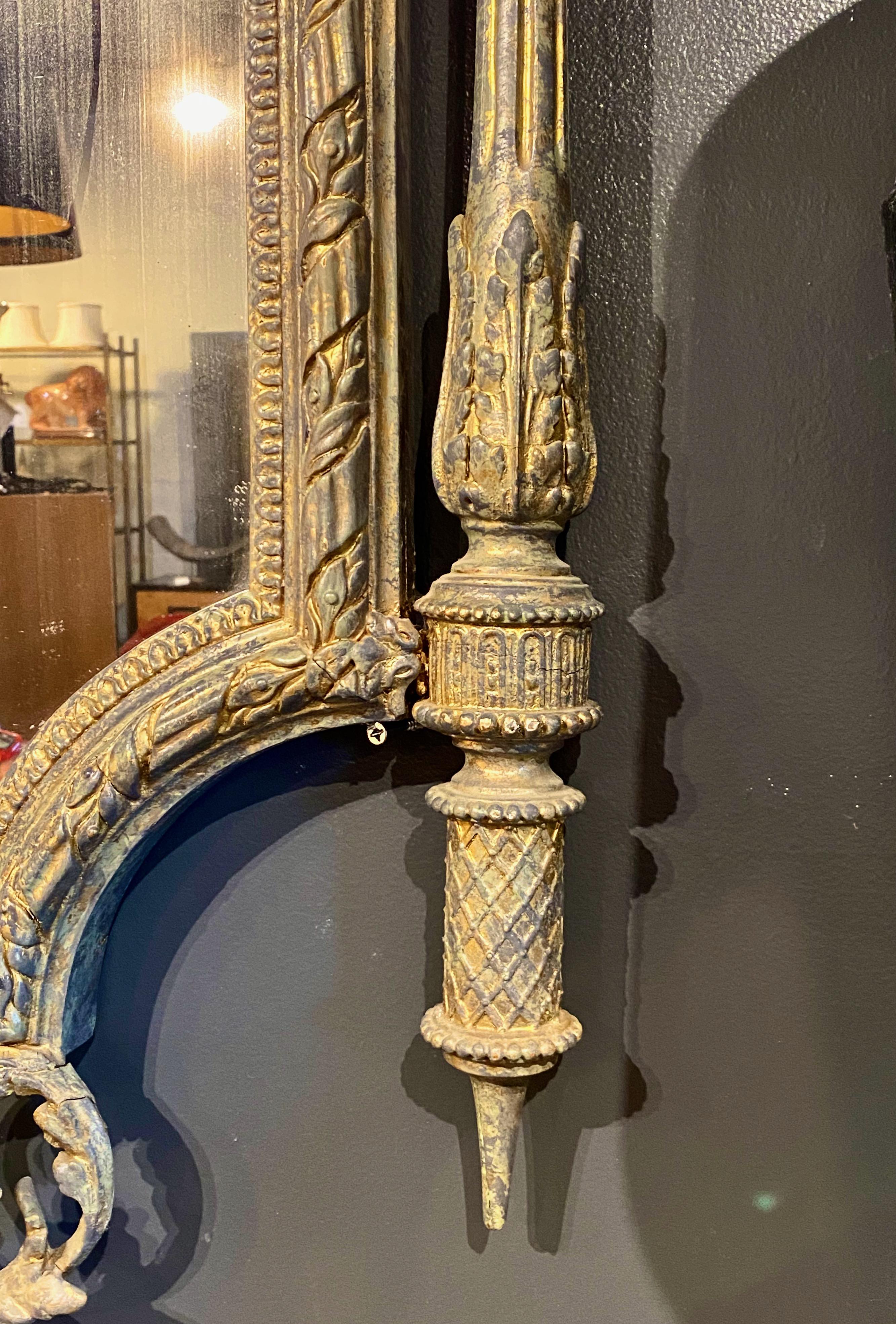 Miroir néoclassique français du 19ème siècle en bois doré en vente 3