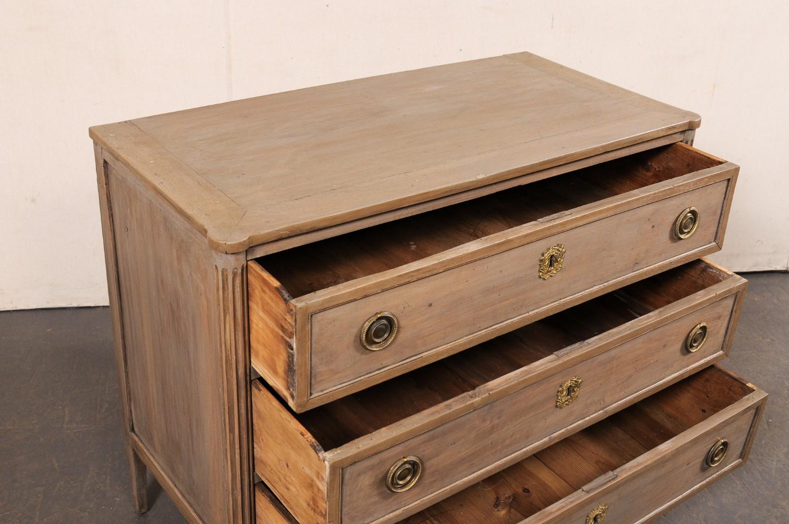 Commode francese neoclassica a 3 cassetti, XIX secolo In condizioni buone in vendita a Atlanta, GA