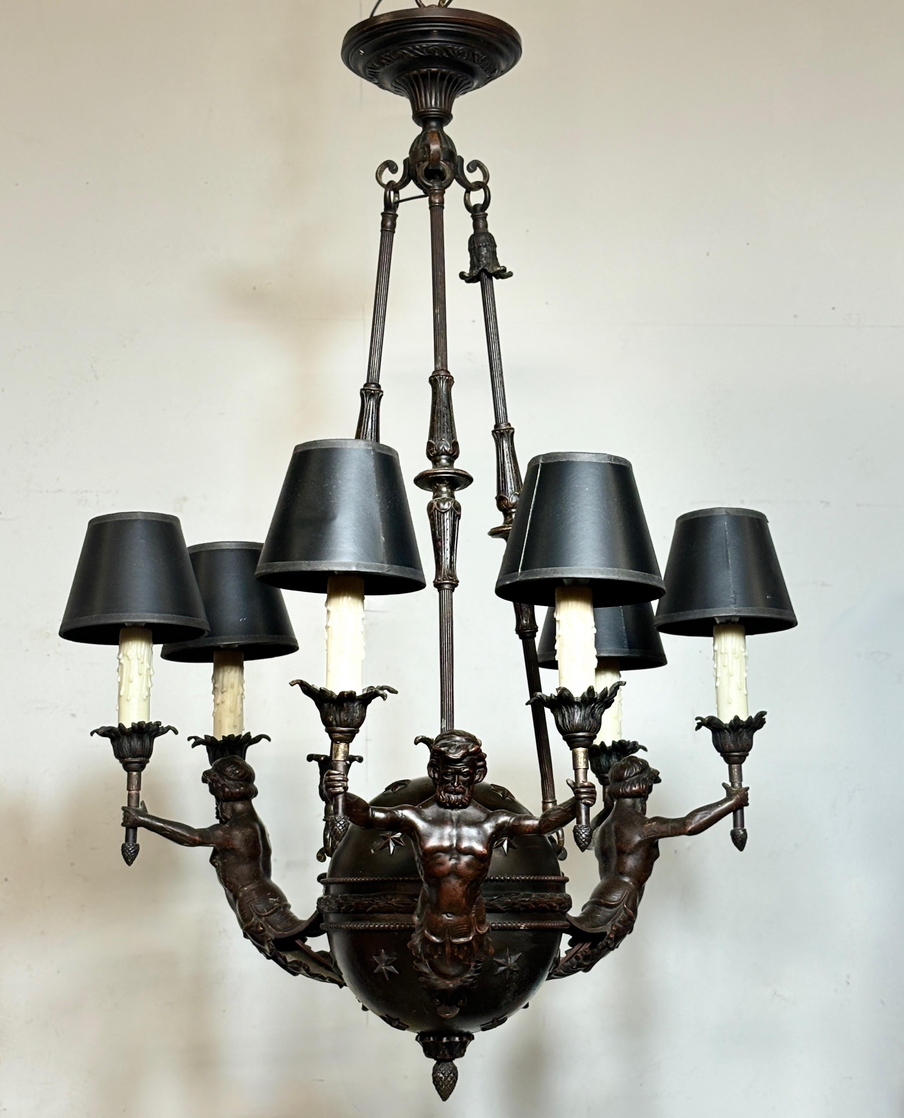 Un'eccezionale lampada a sospensione a sei bracci in bronzo in stile Neoclassico/Beaux Arts.
Qualità eccellente.
Recentemente è stato ricablato professionalmente ed è pronto per l'installazione.
Francia, fine XIX secolo - inizio XX secolo.
