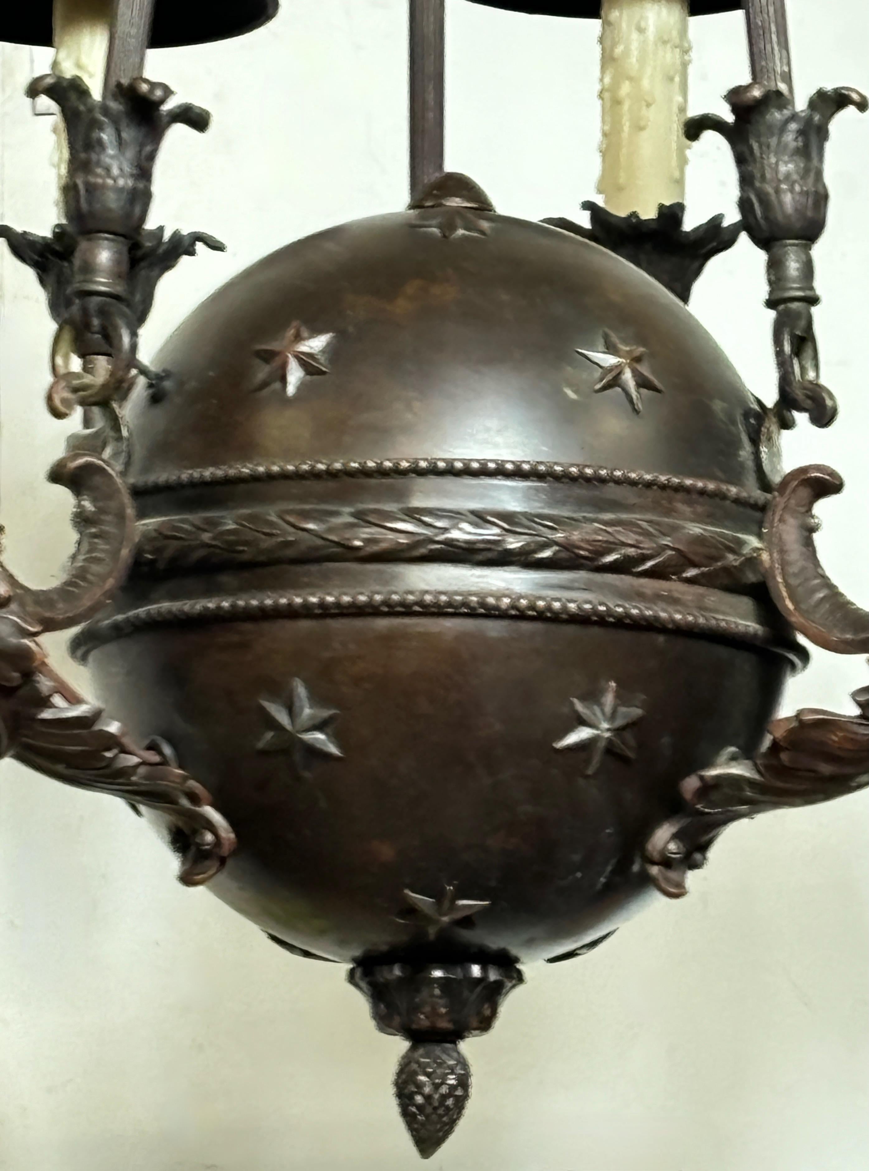 Neoclassico Apparecchio a sospensione in bronzo in stile neoclassico francese / Beaux Arts in vendita