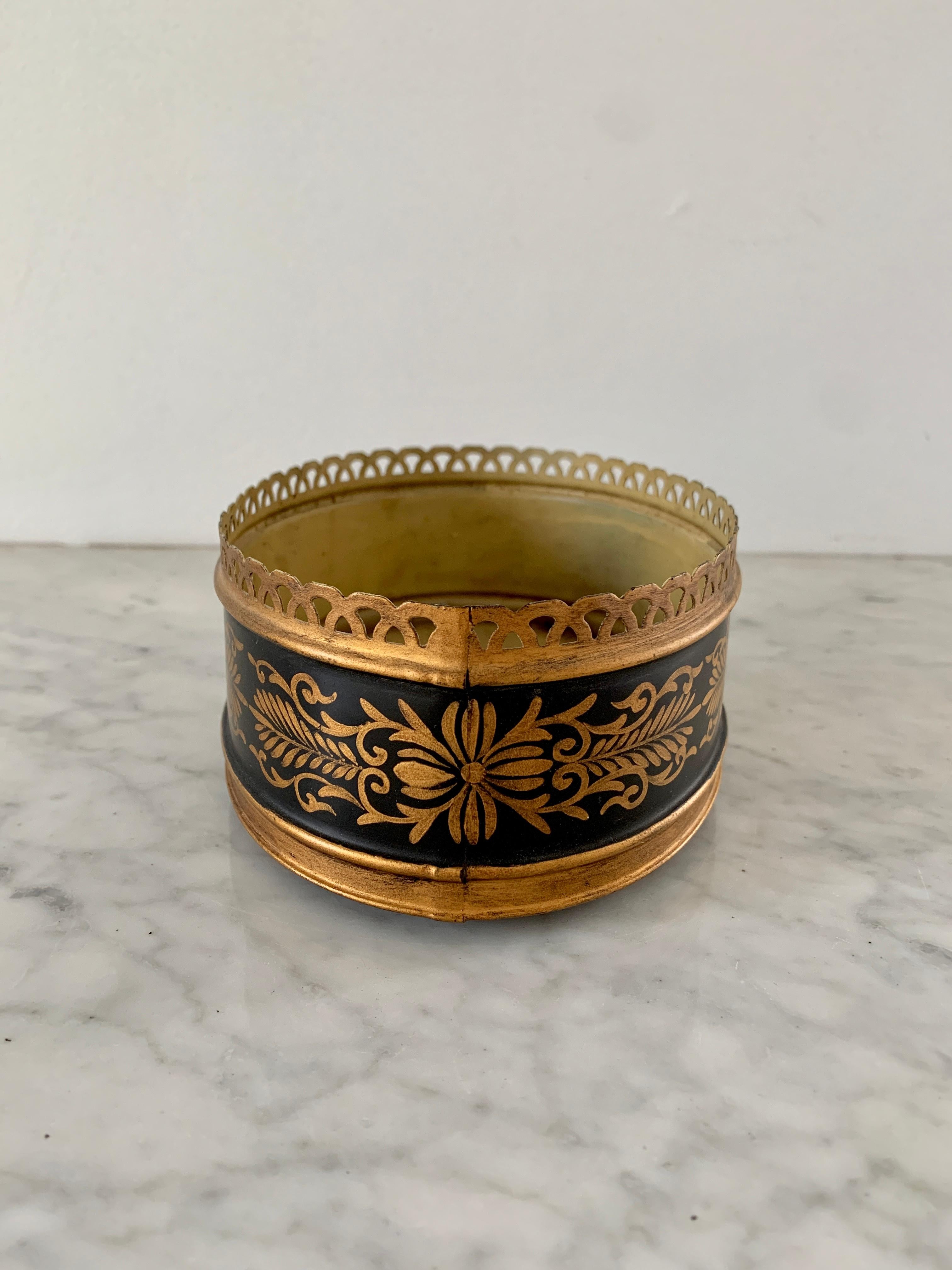 A gorgeous neoclassical or French Provincial black & gold tole cachepot, planter, or vase

France, circa 1980s

Measures: 6.75