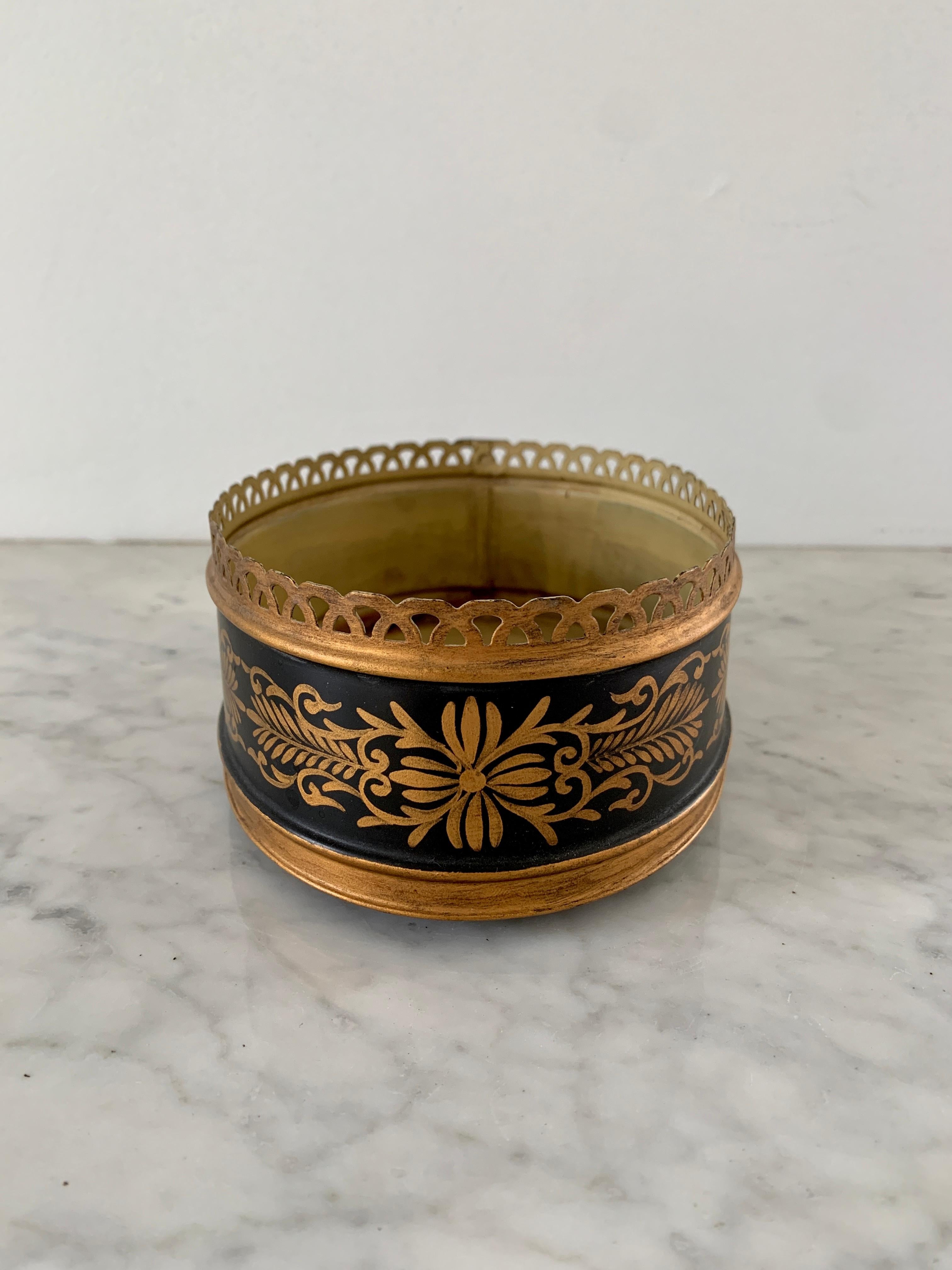 French Neoclassical Black and Gold Reticulated Tole Cachepot Planter Vase In Good Condition For Sale In Elkhart, IN