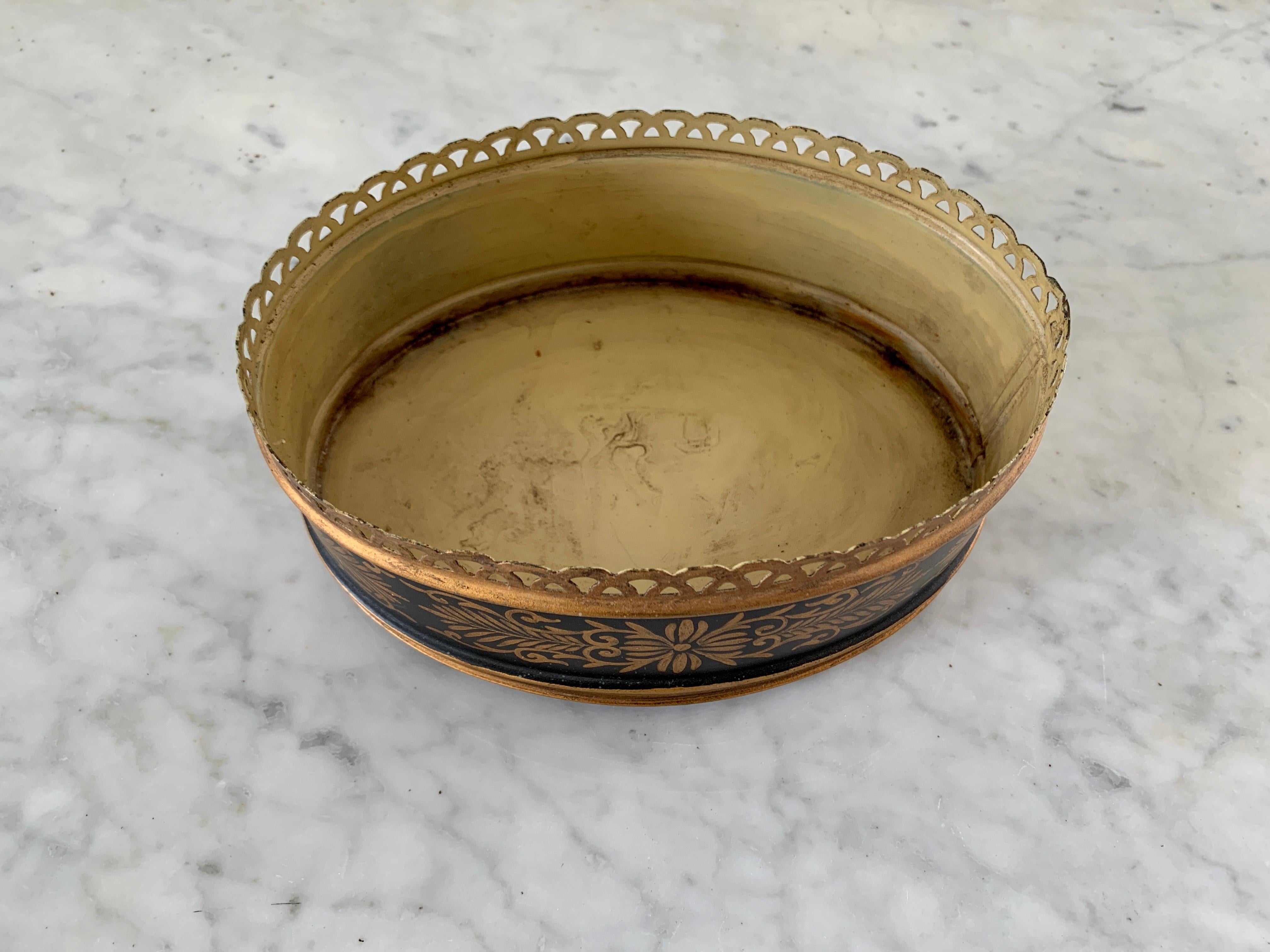 Französische neoklassizistische Schwarz-goldene netzförmige Übertopf-Pflanzgefäßvase aus Zinn (Ende des 20. Jahrhunderts) im Angebot