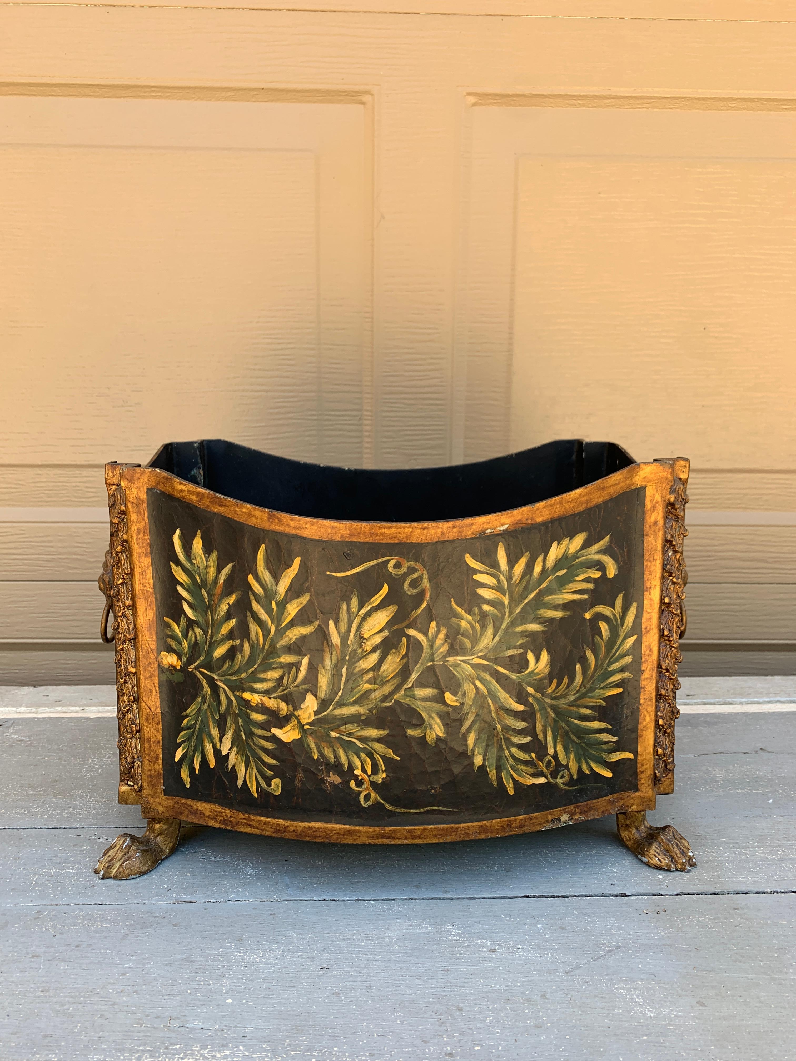 Ein prächtiger neoklassischer schwarz-goldener Übertopf, Übertopf oder Vase mit gemalten Blumendetails und vergoldeten Löwenkopfgriffen und Tatzenfüßen

Von John-Richard

USA, Ende des 20. Jahrhunderts

Maße: 15 