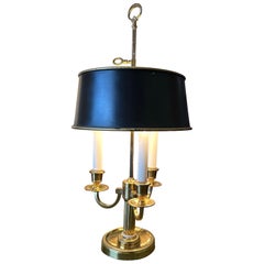 Lampada Bouillotte neoclassica francese con paralume in talpa, tre bracci.