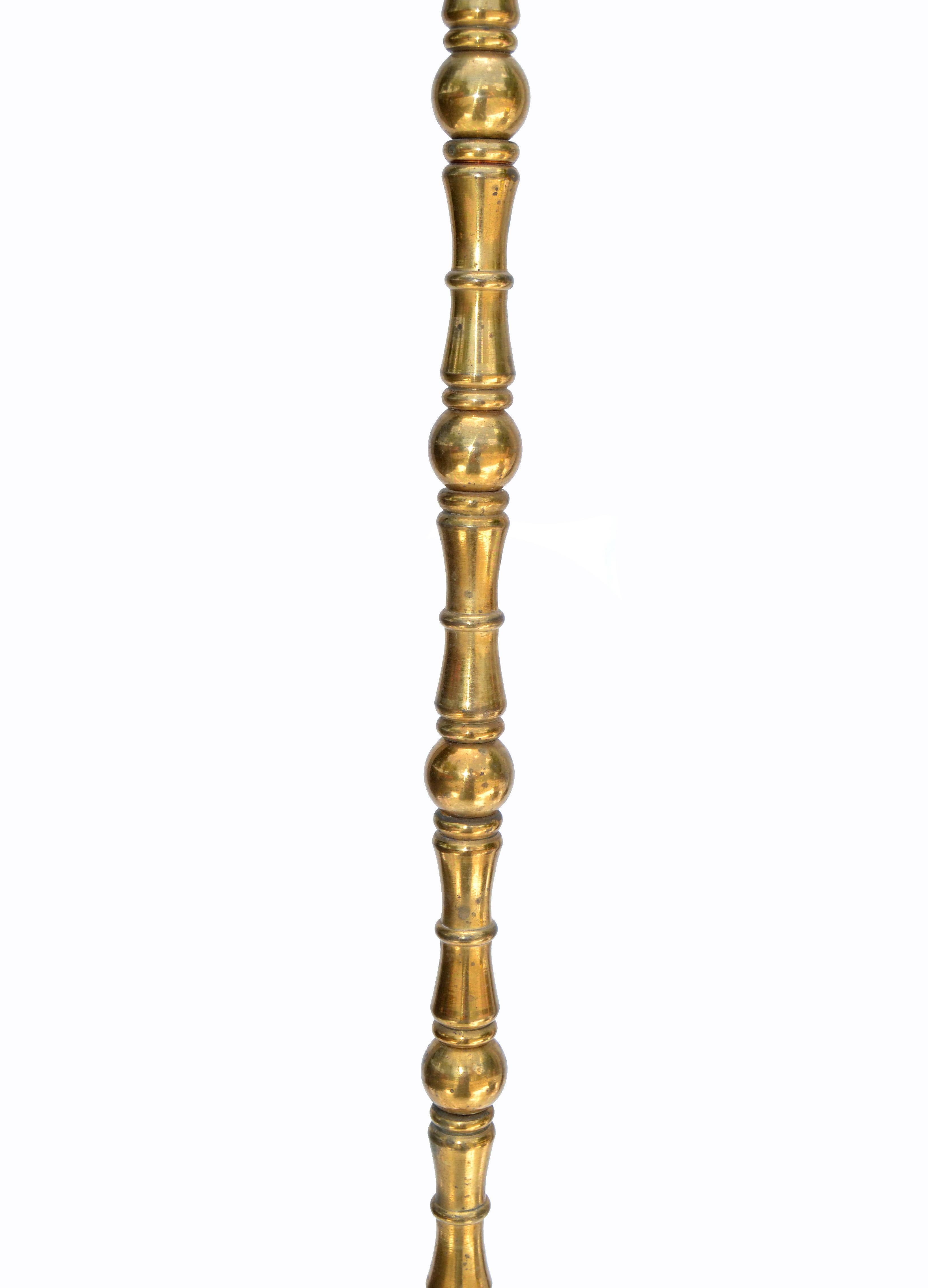 Lampadaire néoclassique de la Maison Baguès en bronze de style bambou fabriqué en France dans les années 1950.
. 75 watts.
Classique et élégant, mais aussi pratique.
Note : Pas d'ombre.