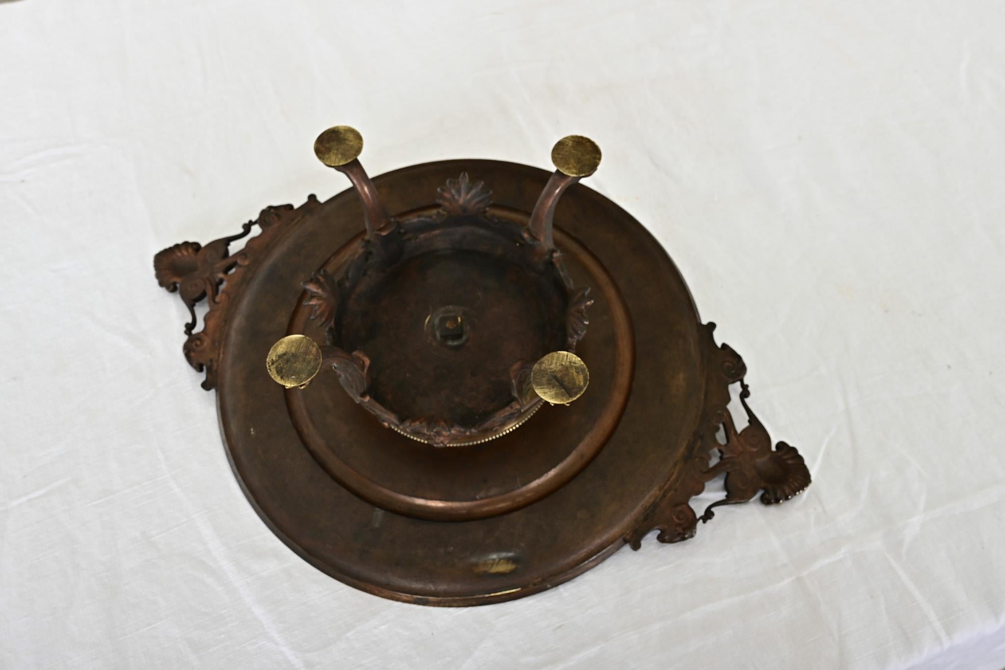 Tazza di bronzo neoclassica francese raffigurante Cupido e Venere in vendita 2