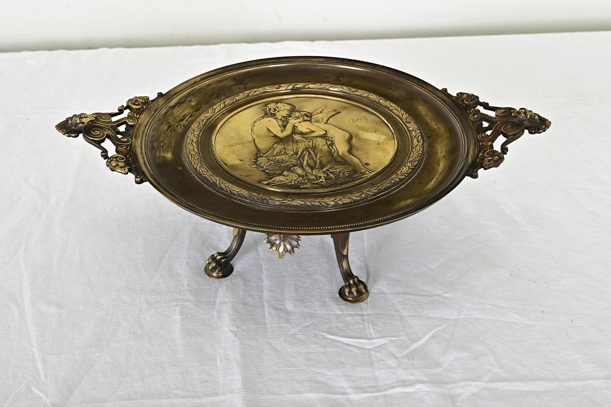 Tazza francese della fine del XIX secolo, fusa in bronzo pesante con uno squisito livello di dettaglio in ogni curva. Al centro del cratere c'è una raffigurazione di Venere e di suo figlio Cupido, il cui amore materno è stato reso in modo toccante.