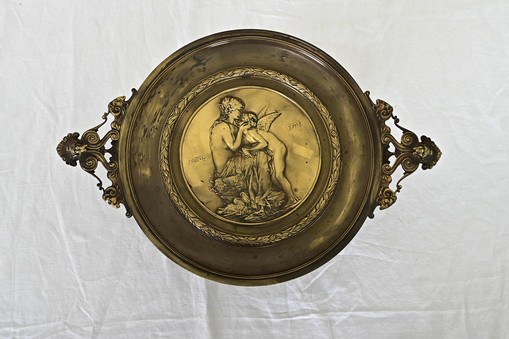 Neoclassico Tazza di bronzo neoclassica francese raffigurante Cupido e Venere in vendita