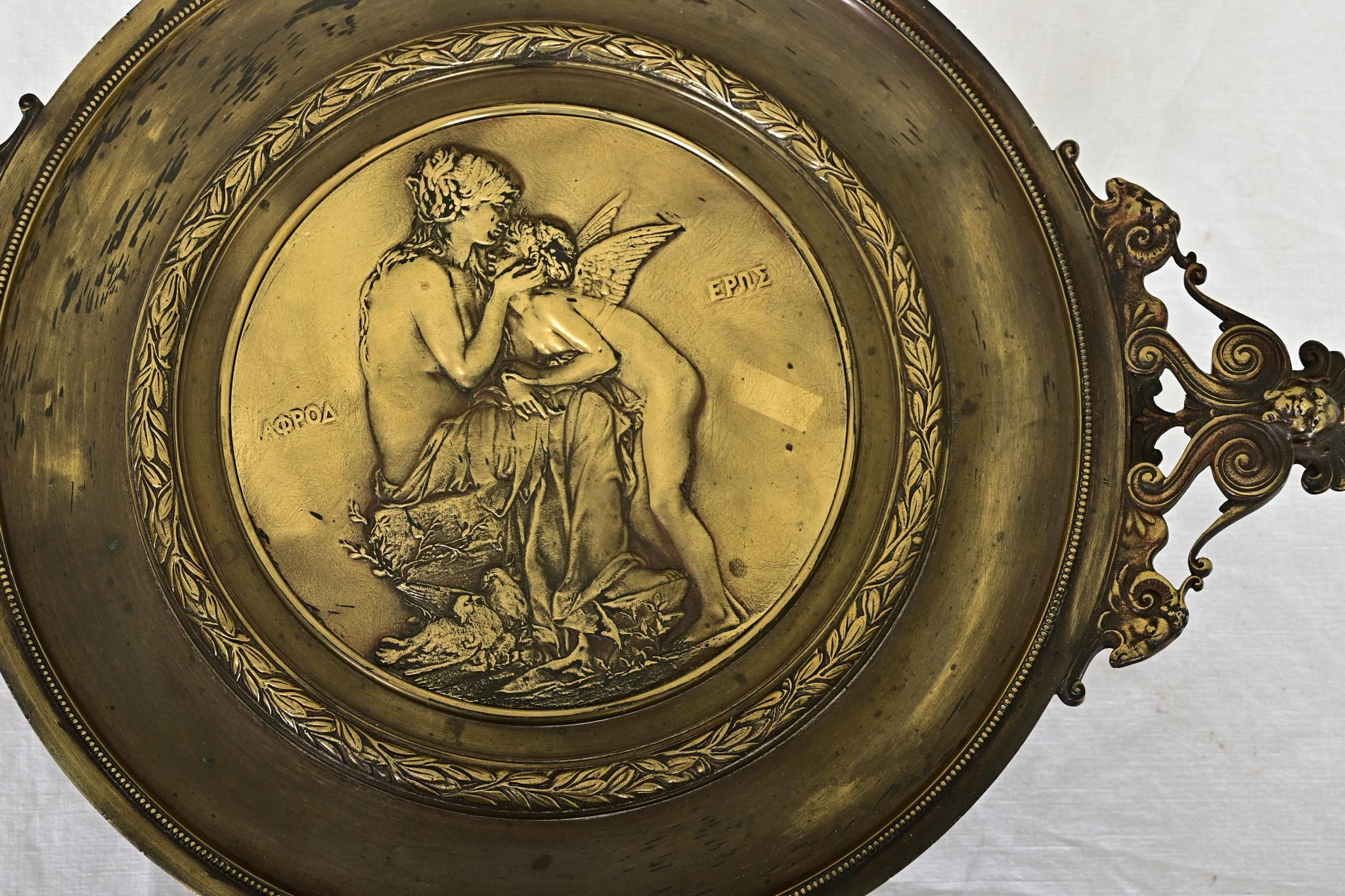 Francese Tazza di bronzo neoclassica francese raffigurante Cupido e Venere in vendita