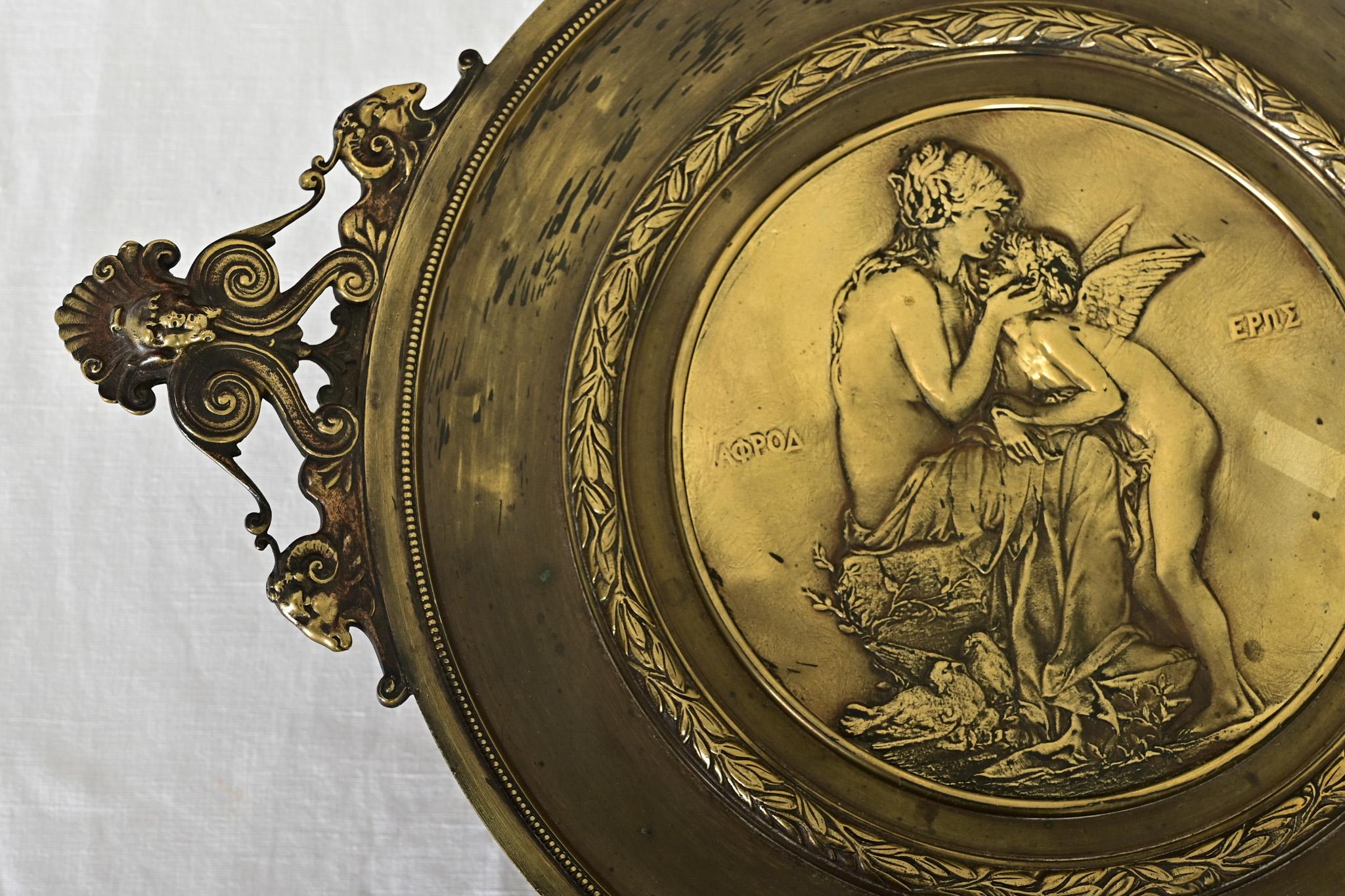 Tazza di bronzo neoclassica francese raffigurante Cupido e Venere In condizioni buone in vendita a Baton Rouge, LA
