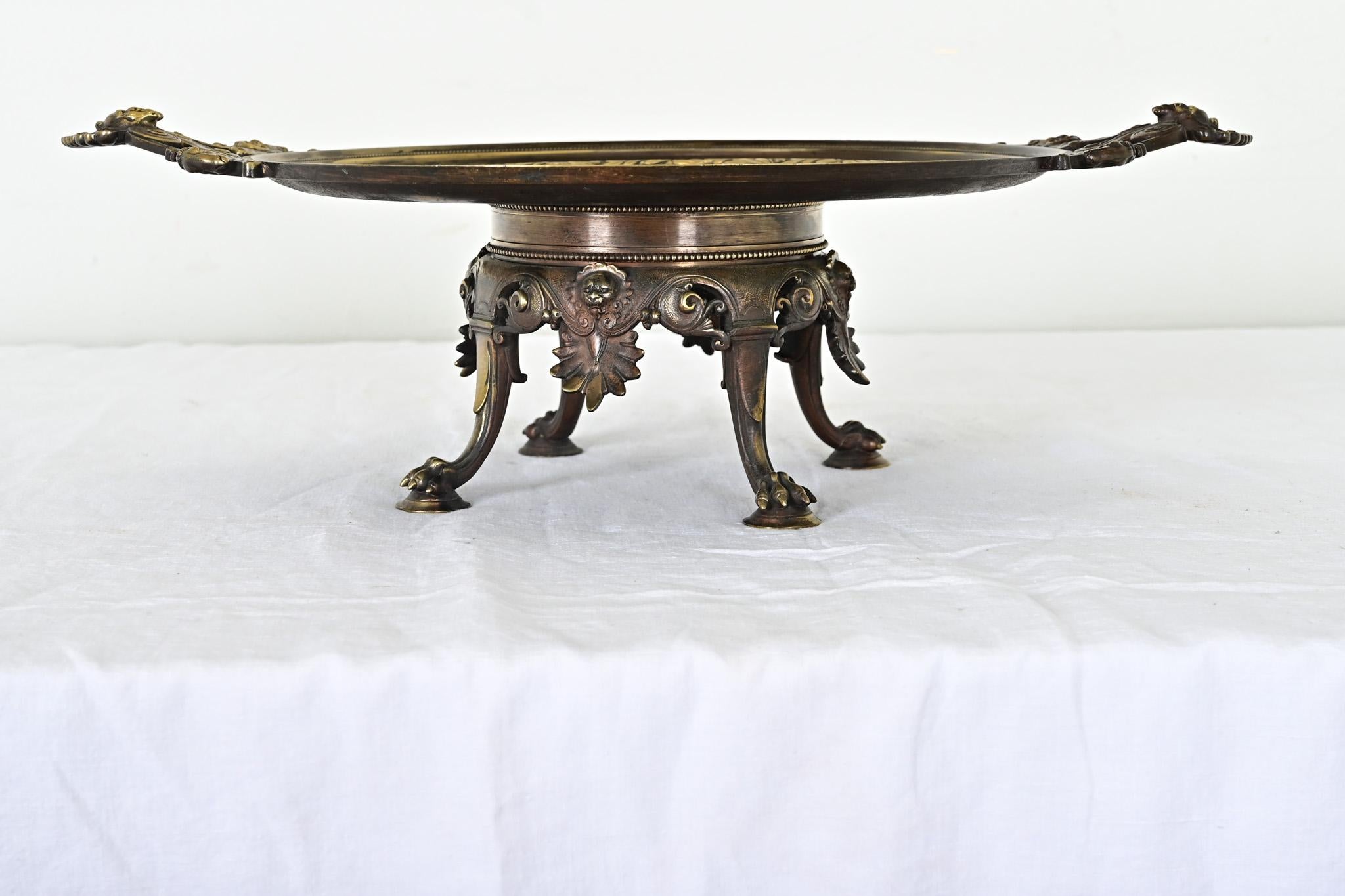 XIX secolo Tazza di bronzo neoclassica francese raffigurante Cupido e Venere in vendita