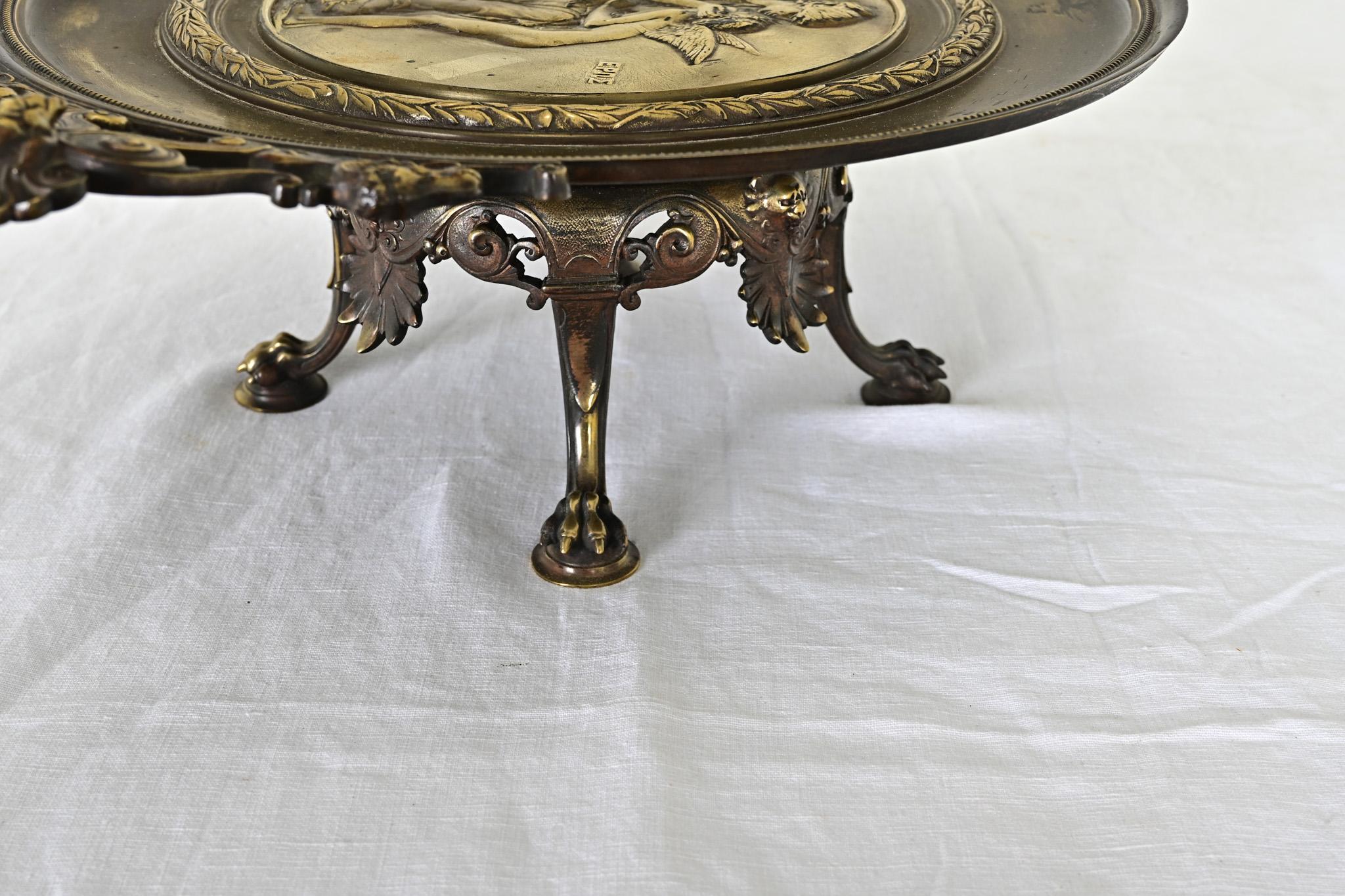 Tazza di bronzo neoclassica francese raffigurante Cupido e Venere in vendita 1