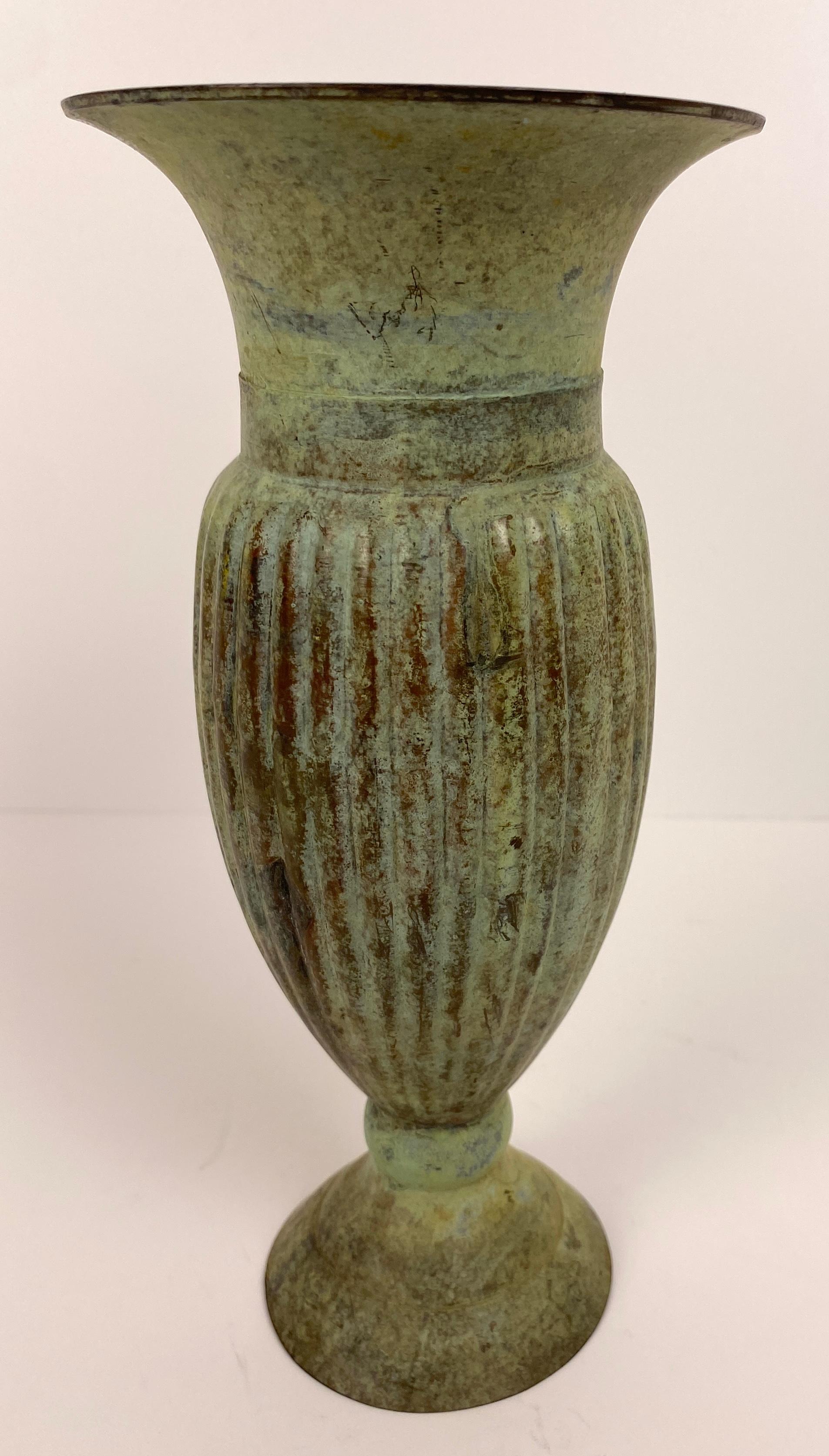 Jarrón neoclásico francés de bronce Imperio en venta