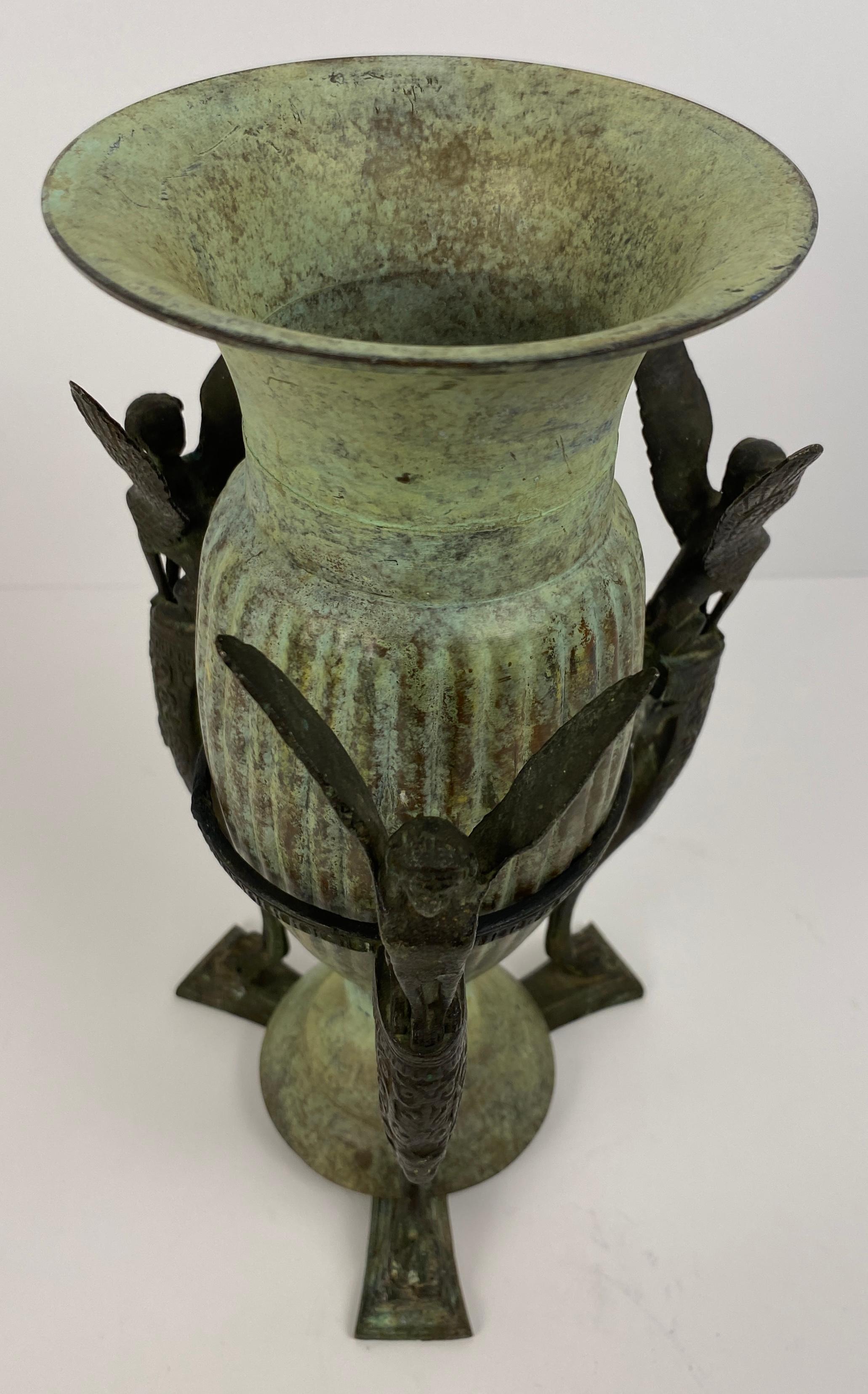Jarrón neoclásico francés de bronce siglo XX en venta