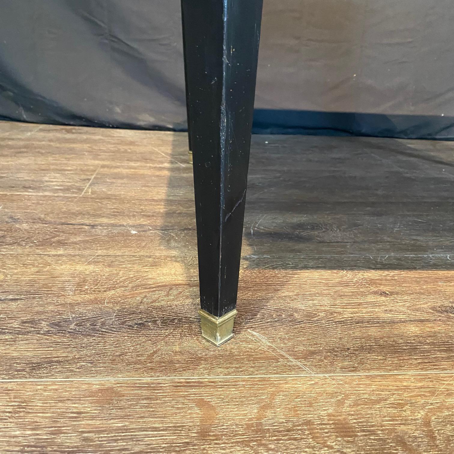 Table basse néoclassique française à plateau en marbre de Carrare noir ébonisé en vente 3