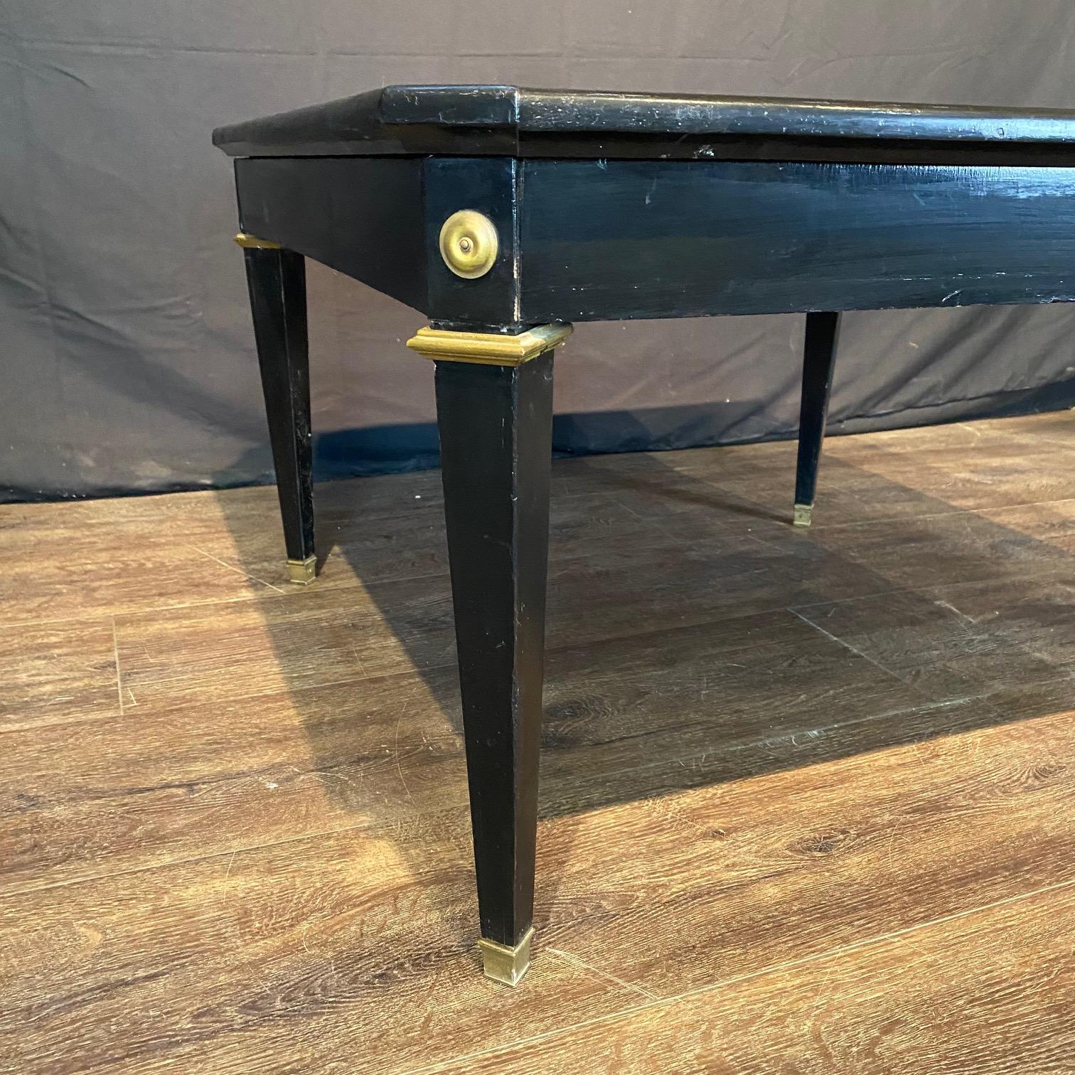 Néoclassique Table basse néoclassique française à plateau en marbre de Carrare noir ébonisé en vente