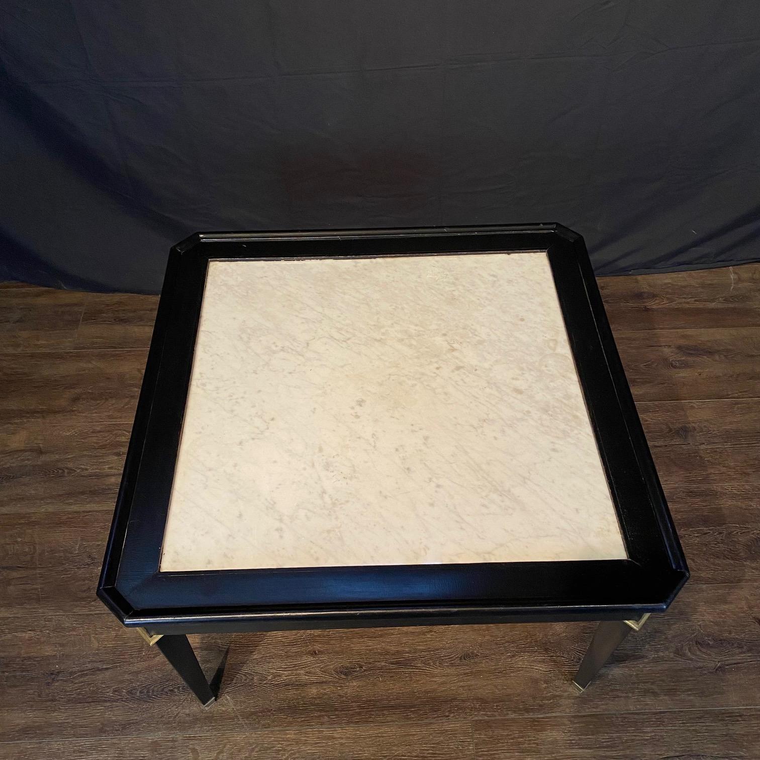 Français Table basse néoclassique française à plateau en marbre de Carrare noir ébonisé en vente